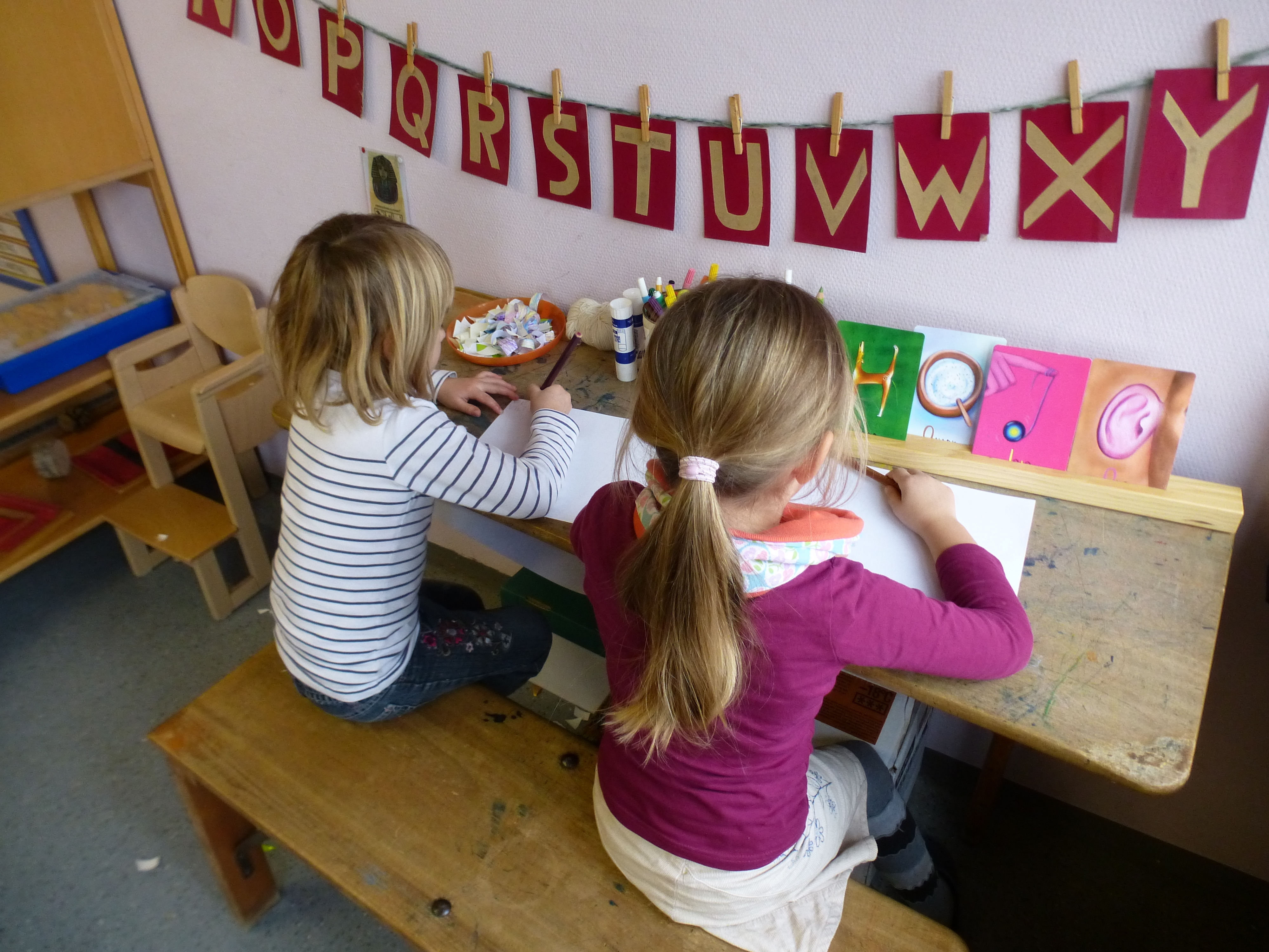 Victoria und Hanna Lydia können schon schreiben.