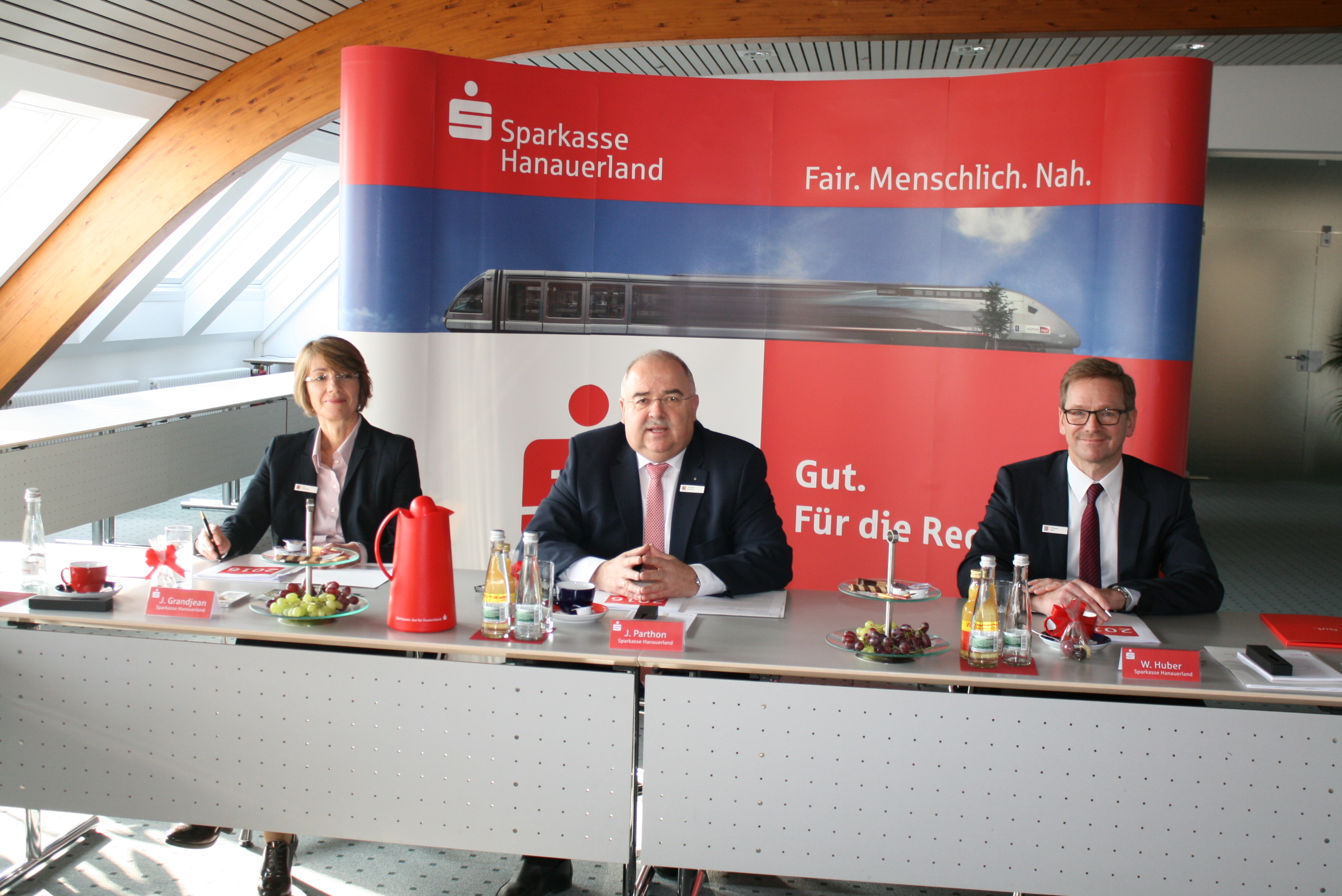 Werfen einen Blick auf das abgelaufene Geschäftsjahr: Jutta Grandjean, Joachim Parthon und Wolfgang Huber (v.l.) von der Sparkasse Hanauerland.