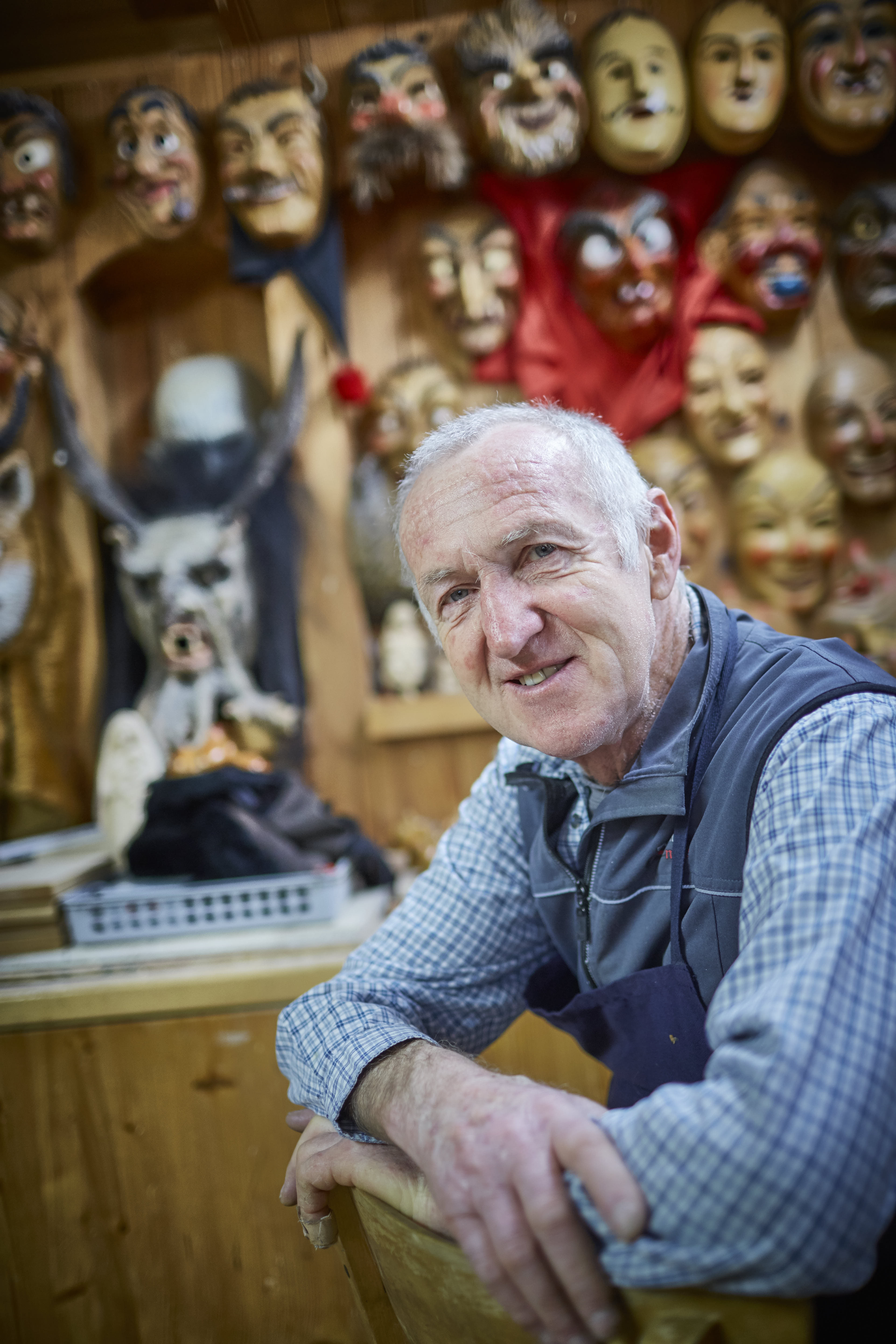 In Nordrach fertigt Berthold Eble zahlreiche Masken für Ortenauer Zünfte und weit darüber hinaus. An den Wänden in seiner Werkstatt sind sie zu sehen.