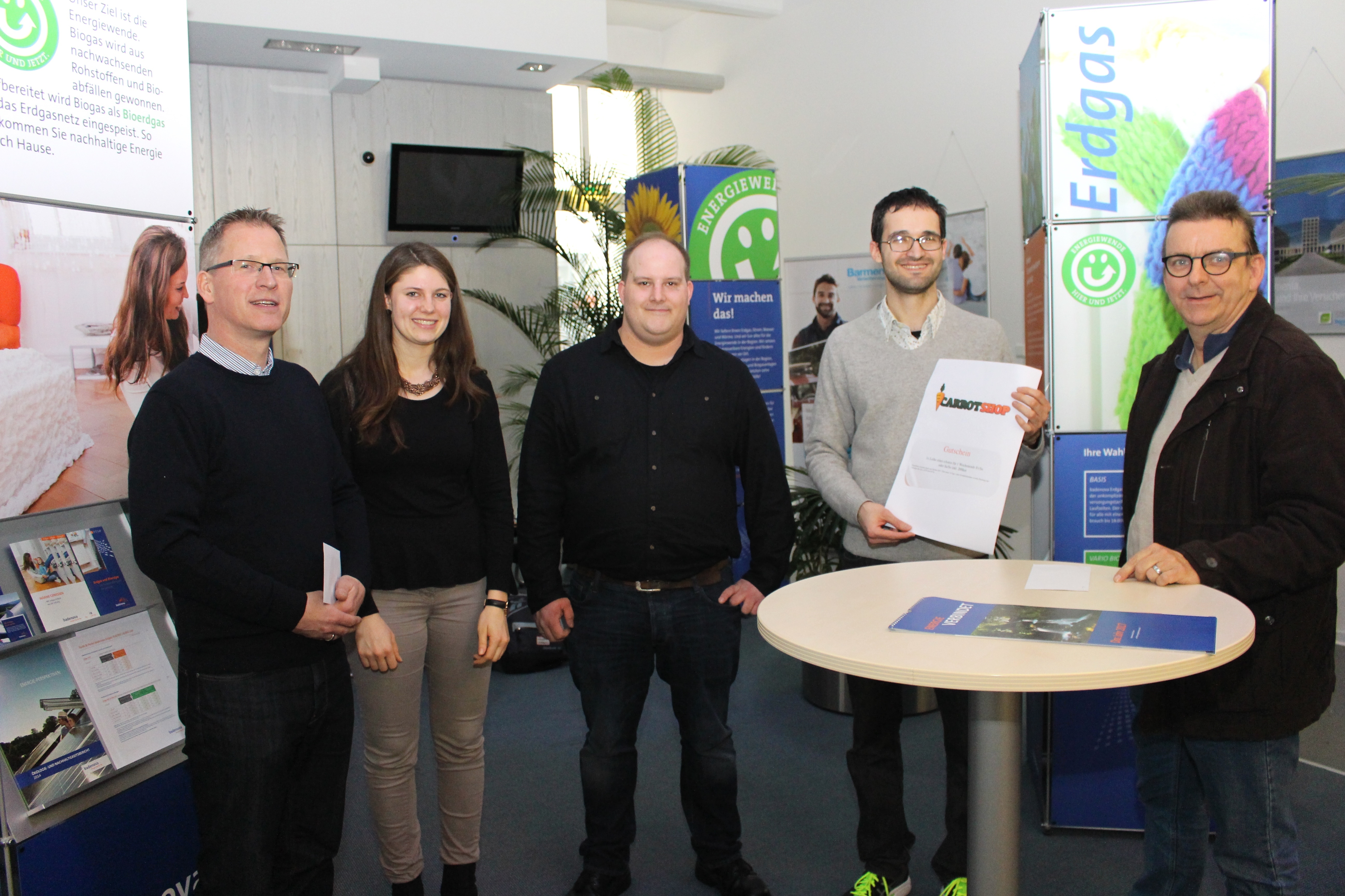 Projektinitiator Christian Atz (2.v.r) mit den Gewinnern Adrian Burger (links) und Michael Paul (rechts) sowie Manfred Kaiser von der Stadt Lahr und Michaela Röhm von Badenova.