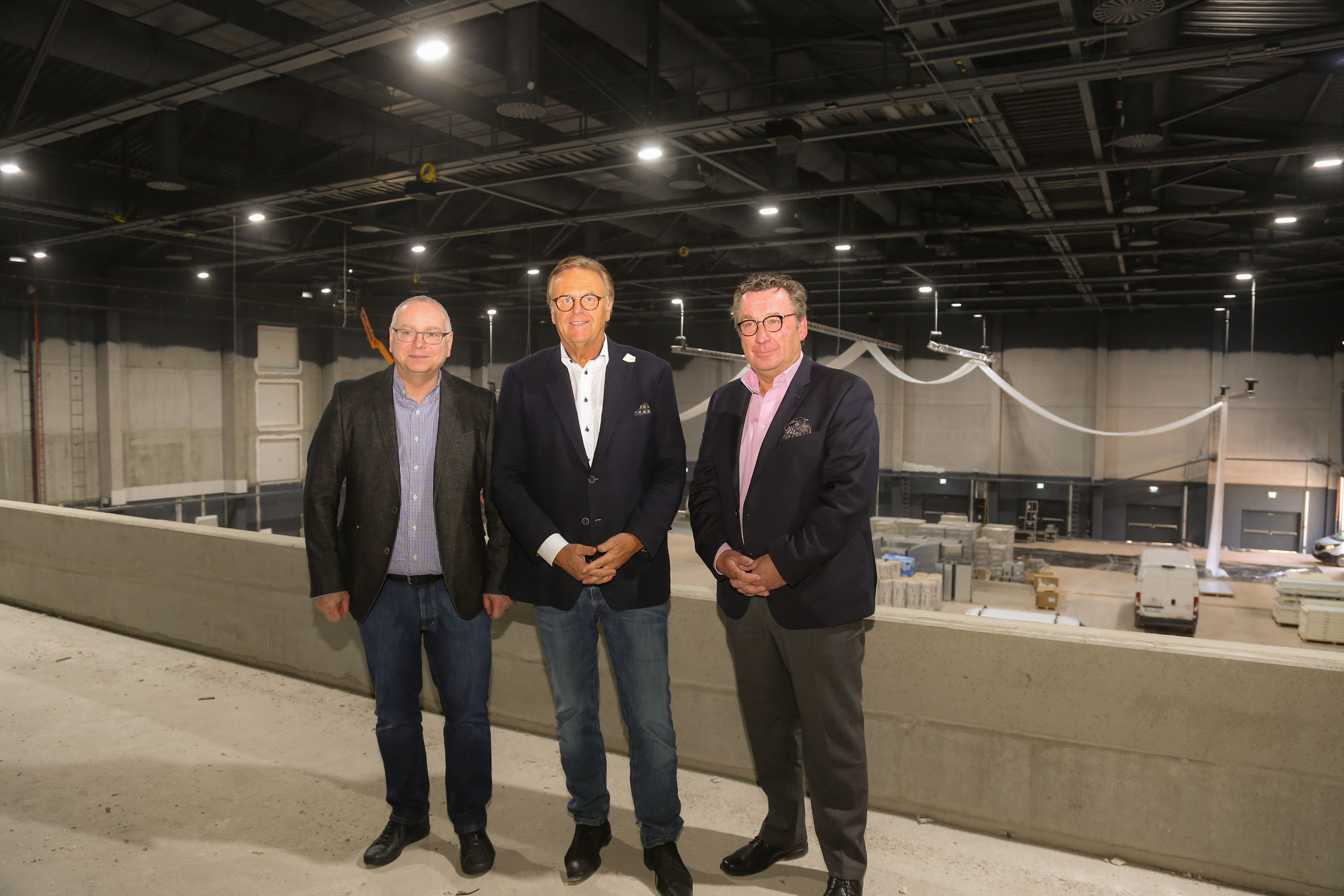 Klaus Schunk, Roland Mack und Andreas Ksionsek gewährten Einblick in die neue Medienhalle.