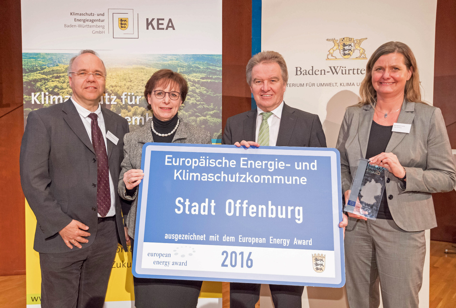 Die Auszeichnung erfolgte in Friedrichshafen: (v.l.) Udo Benz (Ortenauer Energieagentur), Oberbürgermeisterin Edith Schreiner, Minister Franz Untersteller und Offenburgs Klimaschutzmanagerin Bernadette Kurte.