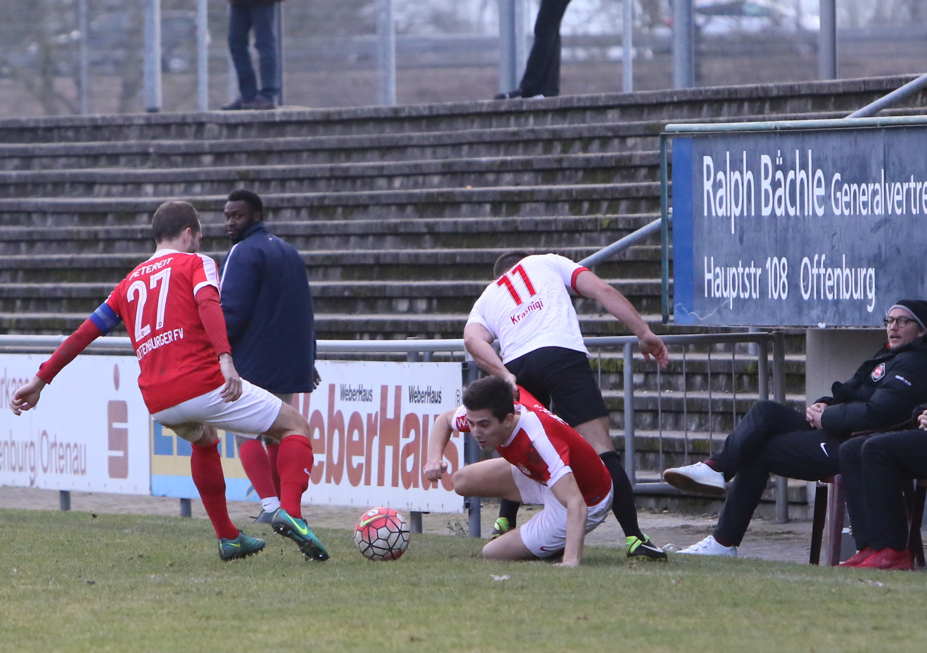 Der Offenburger FV (rotes Trikot) setzte sich im Kellerduell klar mit 4:1 gegen Neckarelz durch und sammelte wichtige Punkte im Kmapf um den Klassenerhalt.