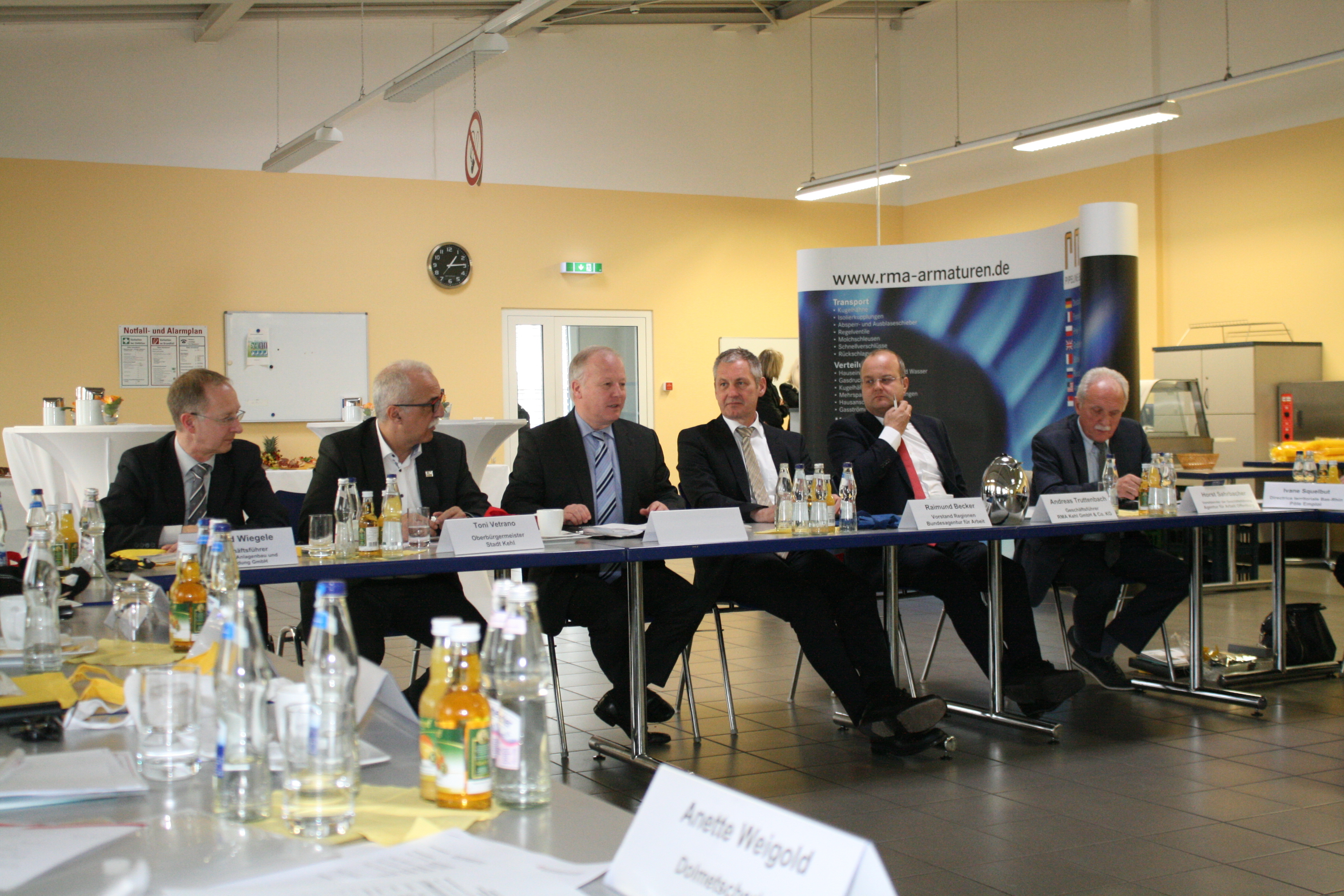 Zu Gast in Kehl: Raimund Becker (Mitte), Vorstand Regionen der Bundesagentur für Arbeit
