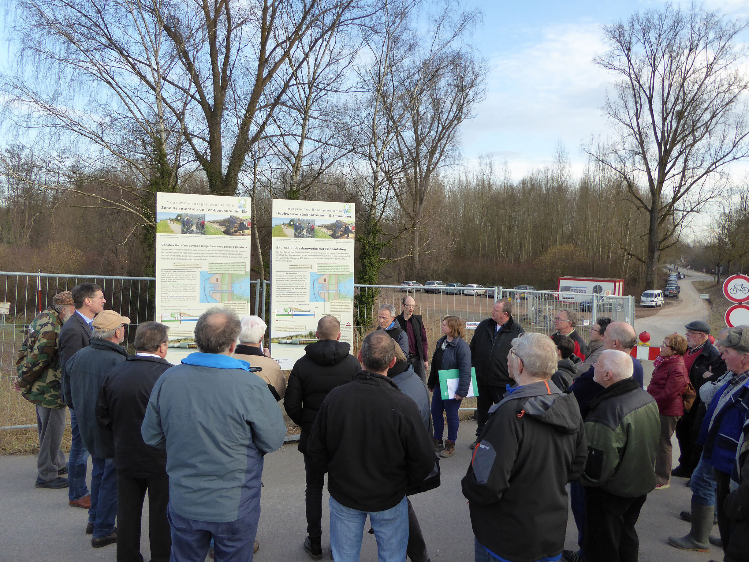 Bürgermeister, Ortsorsteher und weitere Interessierte waren bei der Baustellenbesichtigung dabei.