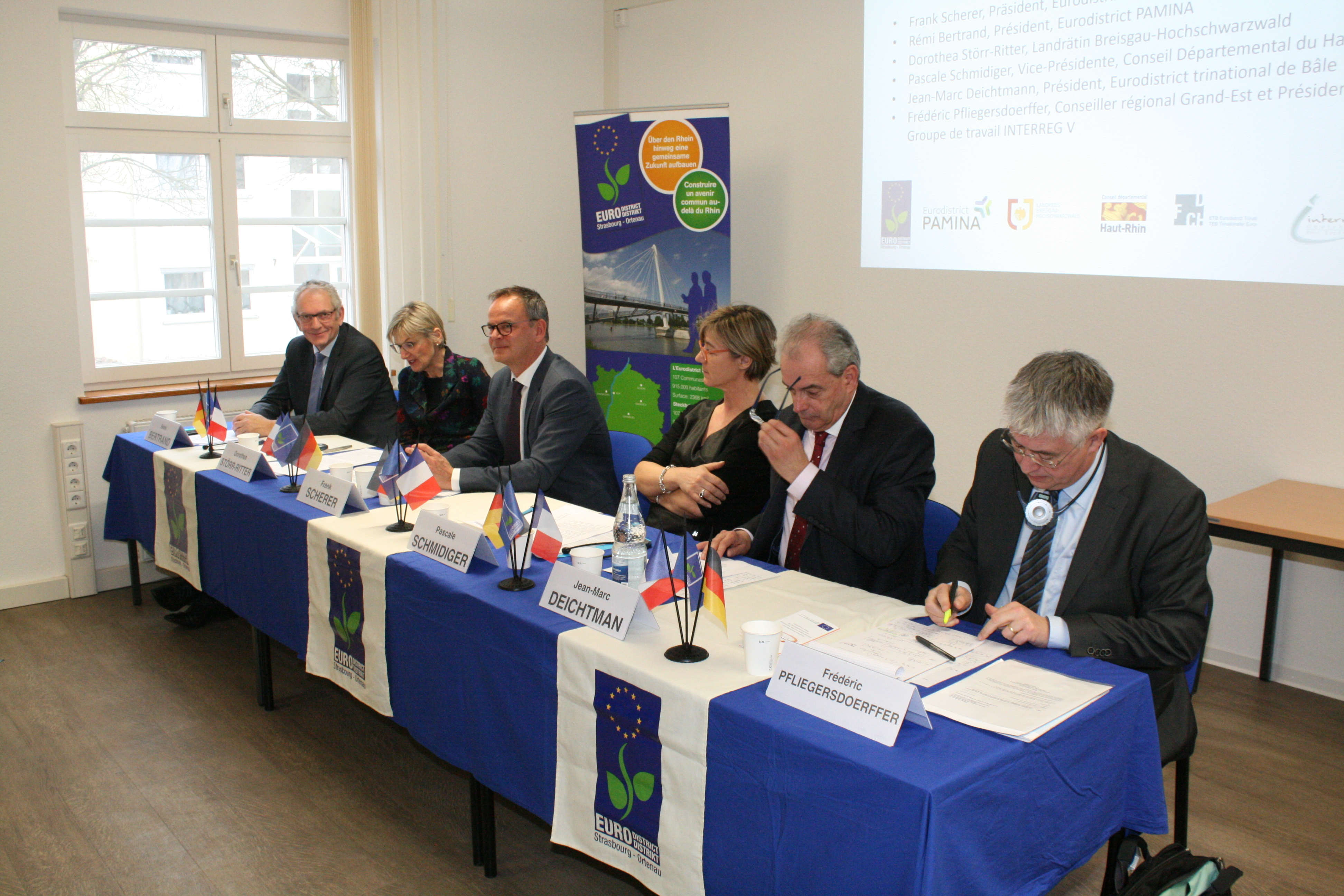Die Zivilgesellschaft steht bei den Eurodistrikten am Oberrhein im Fokus: Rémi Bertrand (v. l.), Dorothea Störr-Ritter, Frank Scherer, Pascale Schmidiger, Jean-Marc Deichtmann und Frédéric Pfliegersdoerffer beim Eurodistrikt Strasbourg-Ortenau.