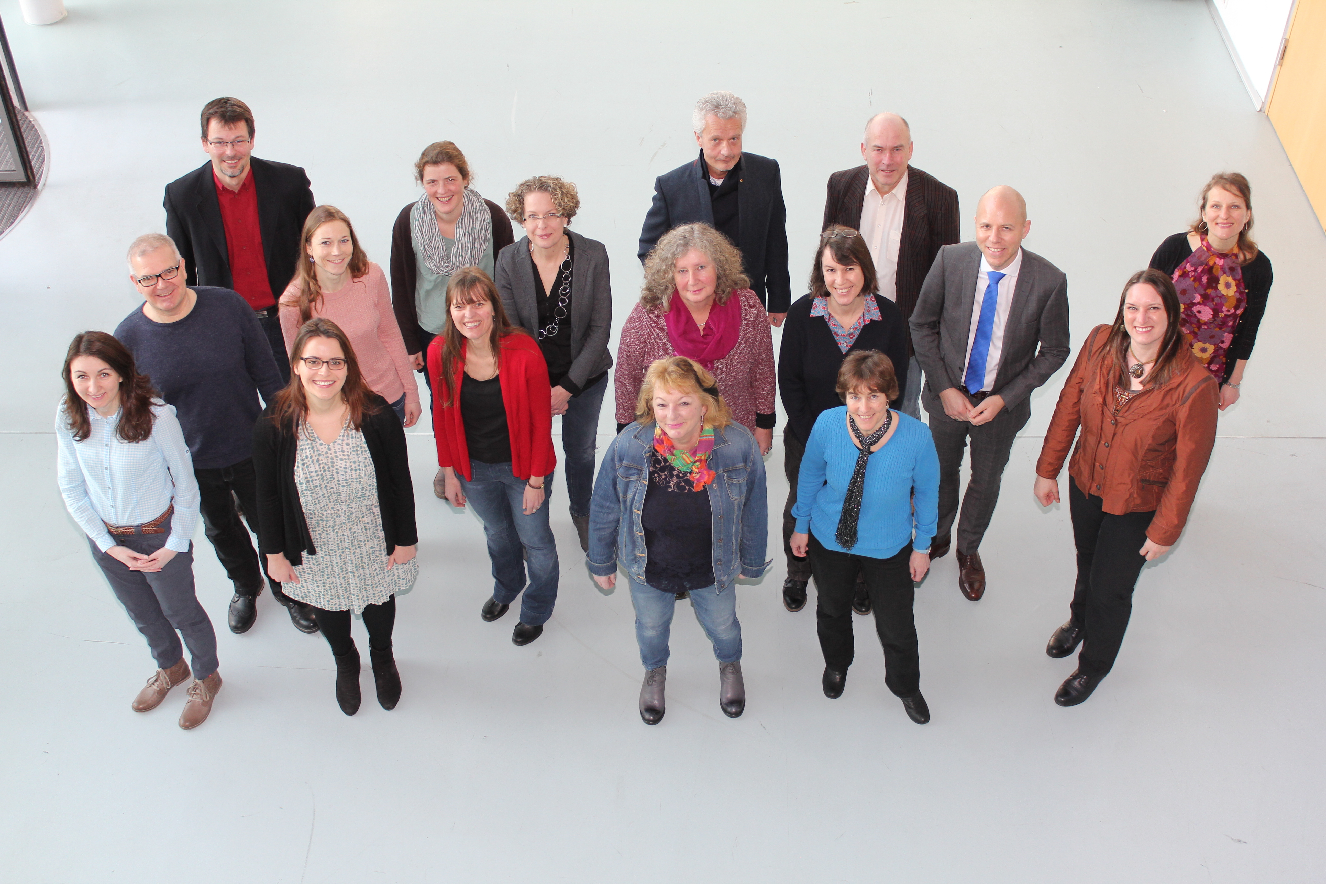 Die Dozenten der Hochschule setzen sich für Studieren ohne Gebühren für Ausländer ein – unter ihnen Prof. Torsten Schneider (4.v.r.) und Vera Vanié (7.v.l.).