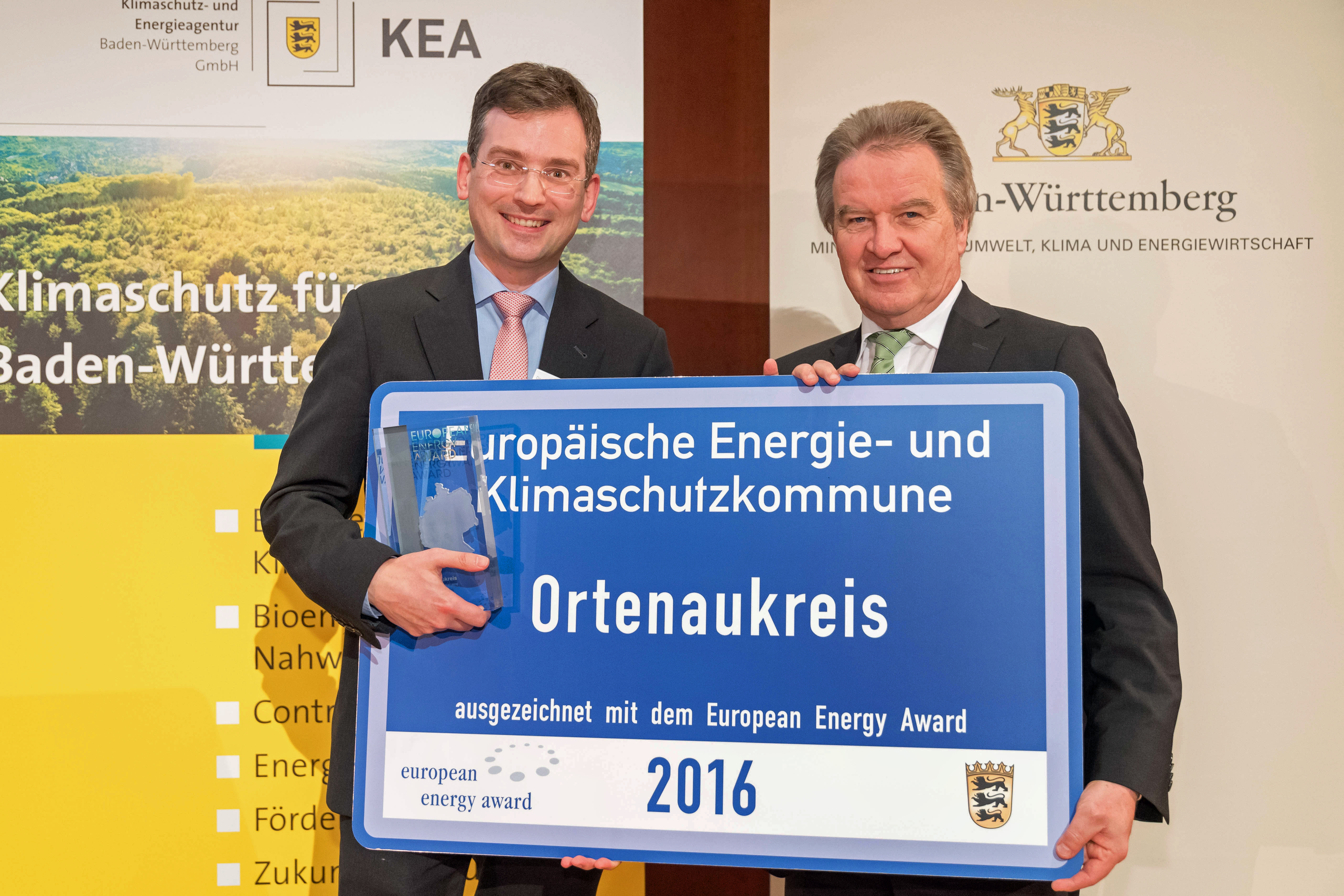 Nikolas Stoermer (links), Erster Landesbeamte des Ortenaukreises, bekommt den European Energy Award von Franz Untersteller überreicht.