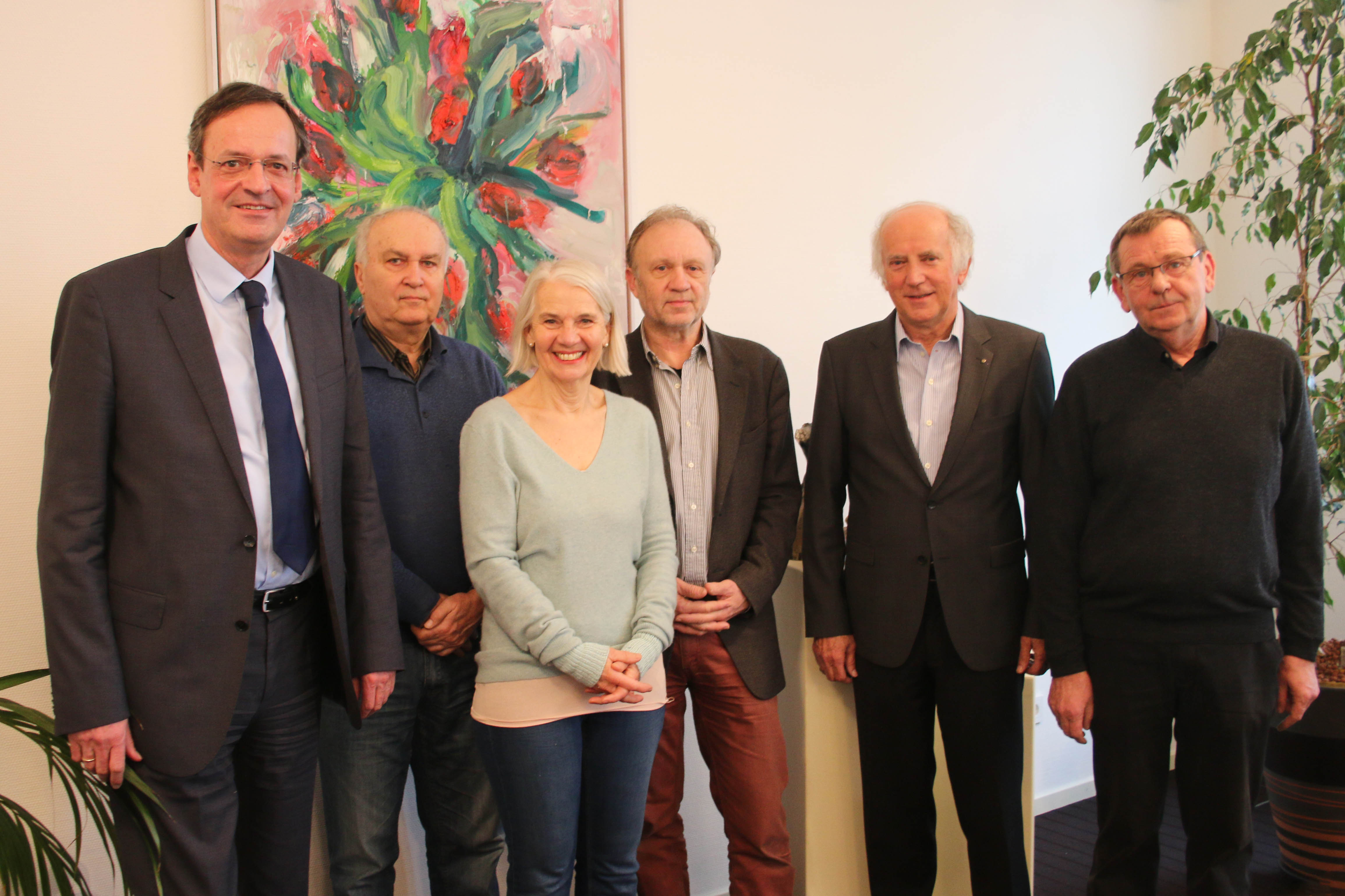 Oberbürgermeister Matthias Braun (links) dankte den Künstlern für ihr wiederholtes wohltätiges Engagement.