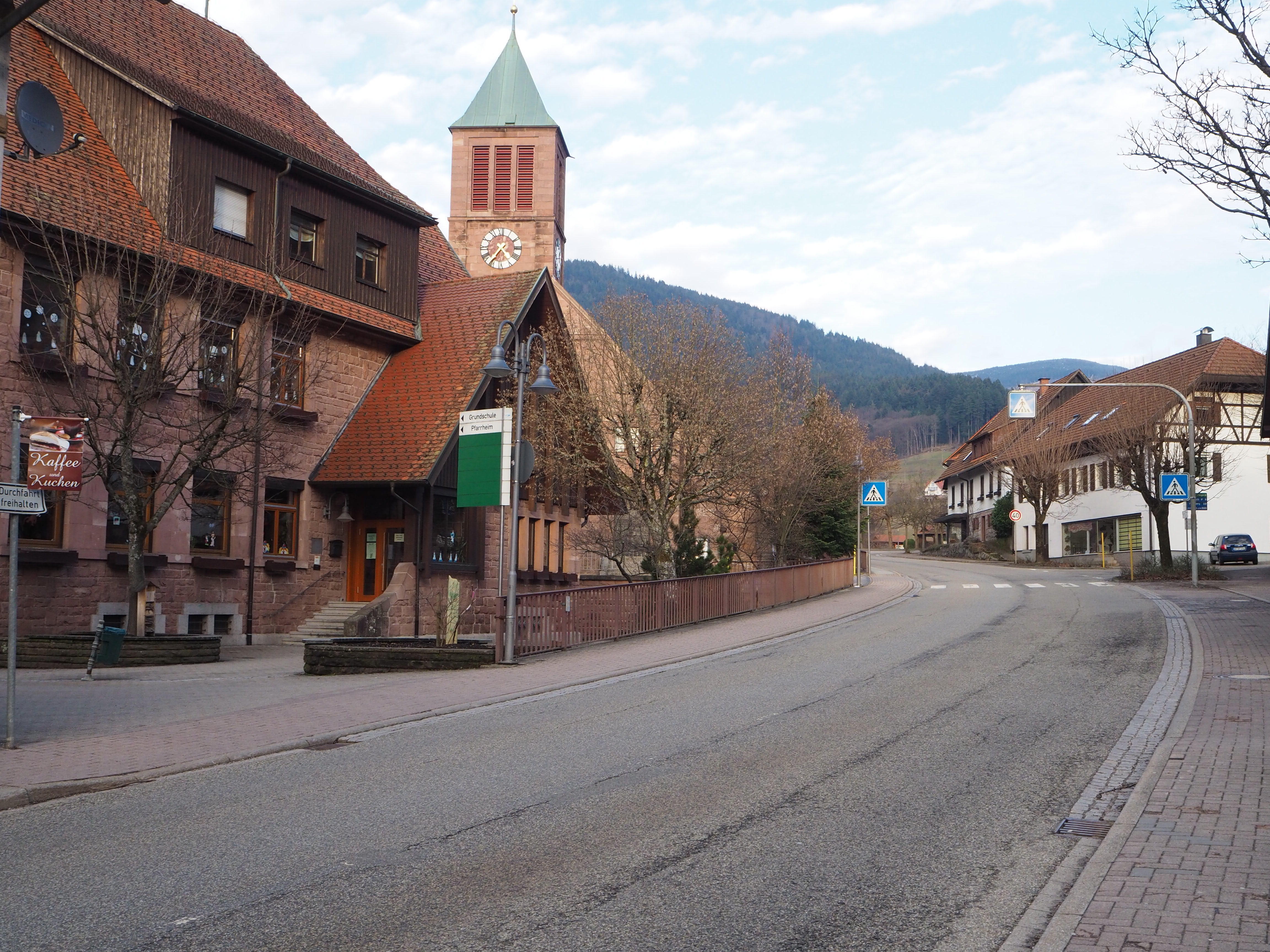 Die Ortsdurchfahrt Seebach wird im Sommer grundlegend saniert. Der LKW-Verkehr wird dafür mehrere Wochen weiträumig, der Autoverkehr örtlich umgeleitet.