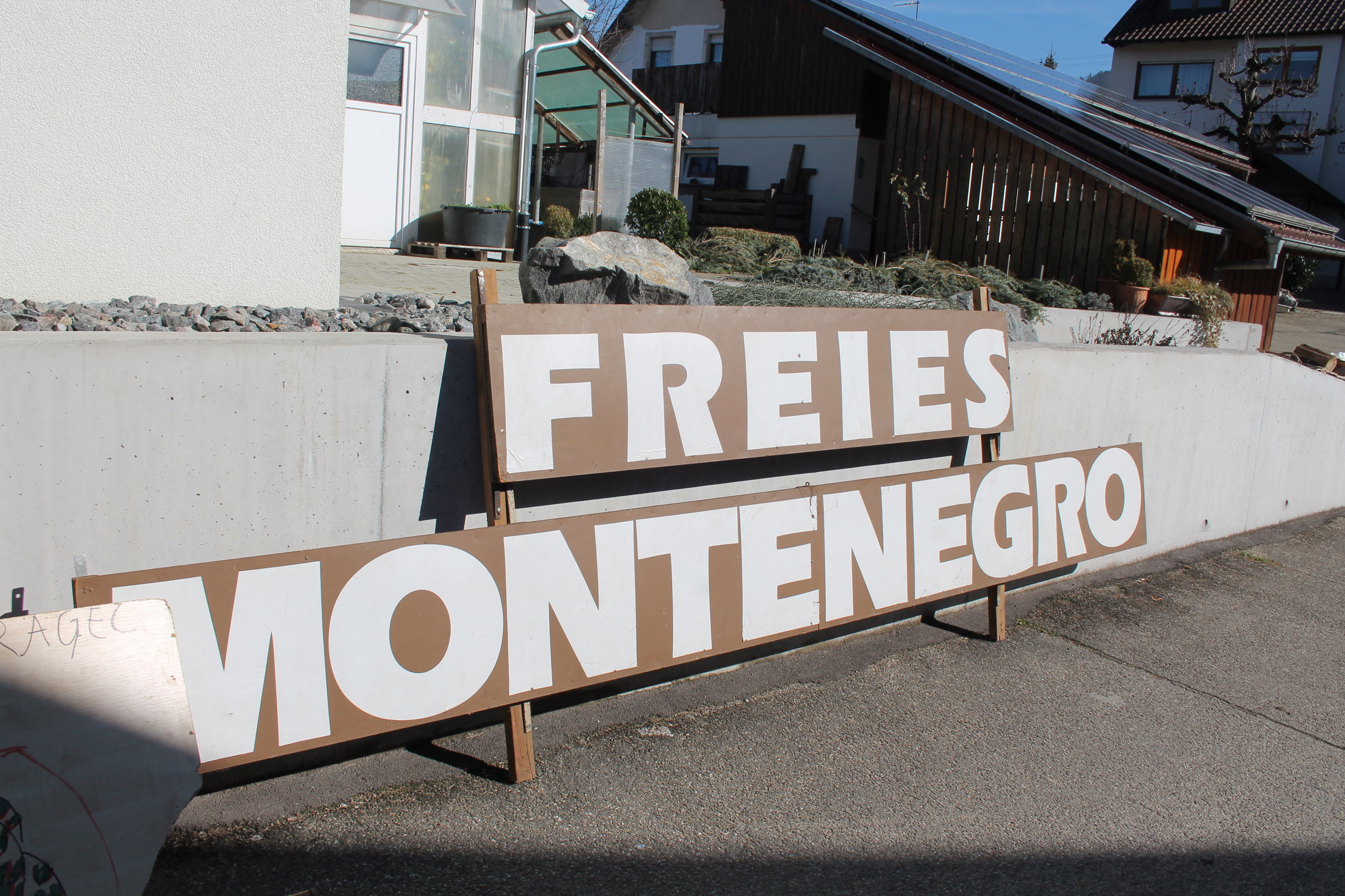 Am Samstag war das "Freie Montenegro" noch am Boden – heute schwebt es über dem Käfersberger Talkessel zwischen Fessenbach und Ortenberg.