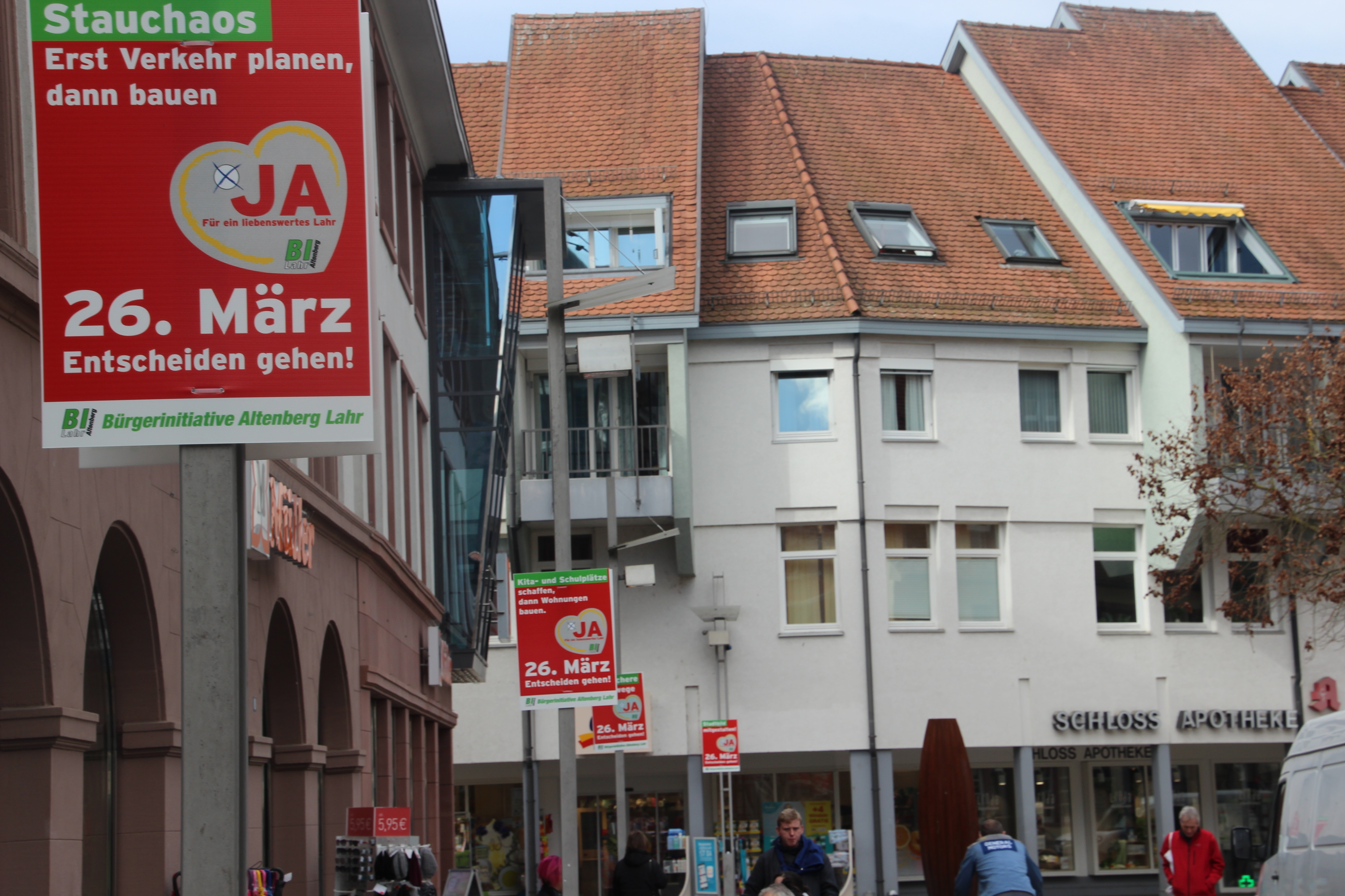 Plakate in Lahr zeigen: Die Bürgerinitiative wirbt für ein "Ja".