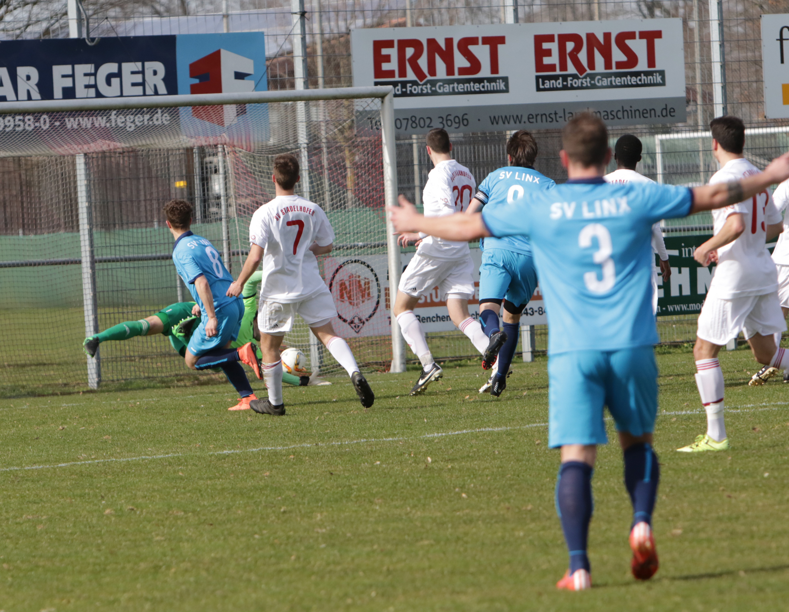 Christian Seger (links) brachte den SV Linx im Ortenauderby in Stadelhofen früh in Führung – am Ende trennte man sich leistungsgerecht mit 2:2.