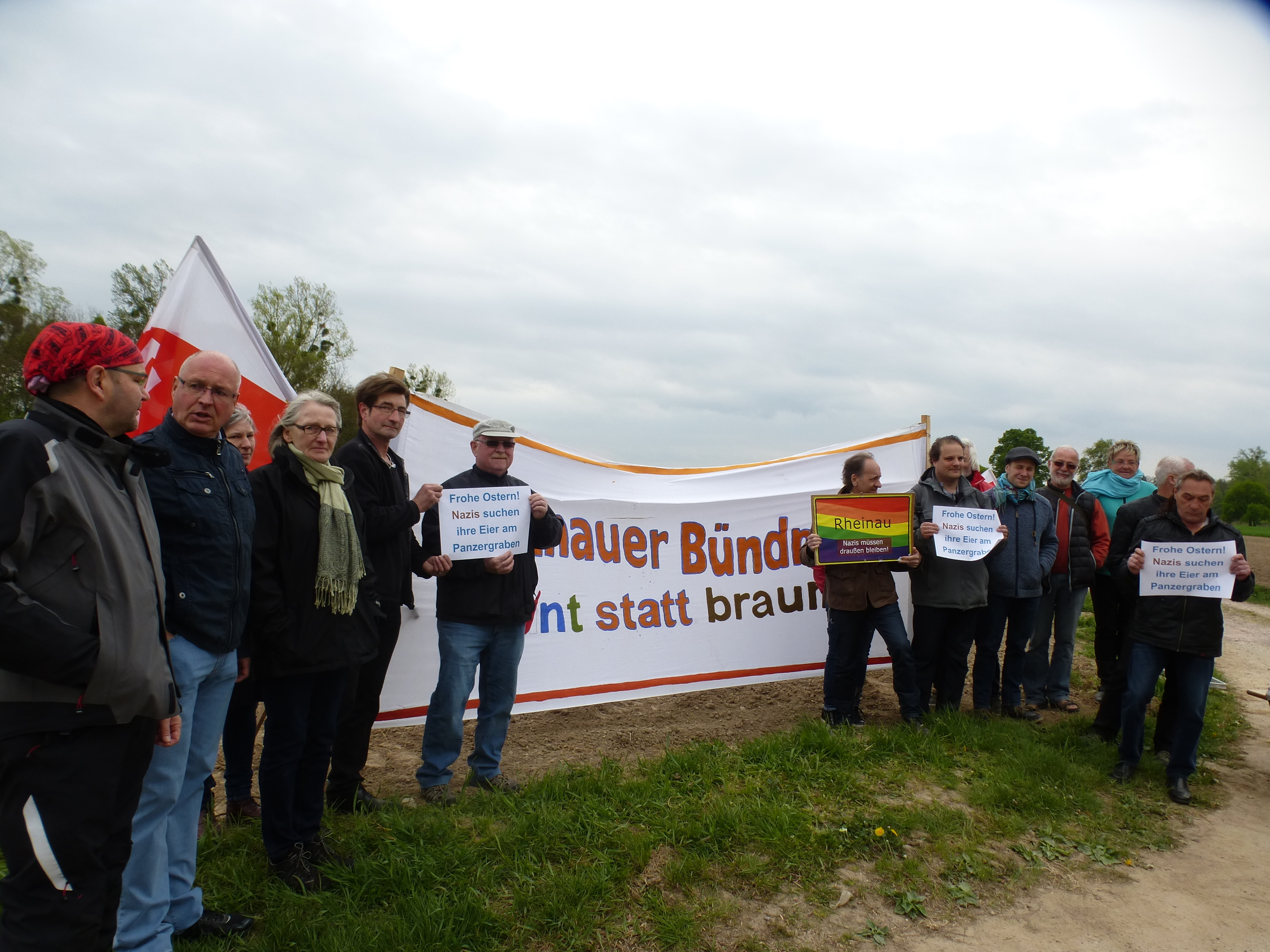 Das "Rheinauer Bündnis bunt statt braun" zeigte gemeinsam mit antifaschistischen Gruppen, Gewerkschaften, "Die Linke", Ortsverein Kehl, kirchlichen Gruppen, der VVN-BdA und "ver.di Südbaden" Flagge und war von 10 bis 13 Uhr zur Mahnwache vor Ort.