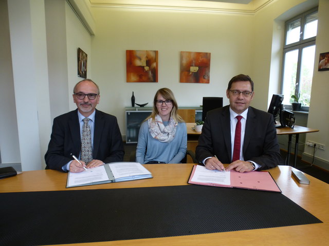 Vertragsunterzeichnung (v. l.): Christian Heise, Geschäftsführer des BWLV, Stefanie Berger vom Fachgebiet Hochbau und Bauverwaltung sowie Oberbürgermeister Klaus Muttach