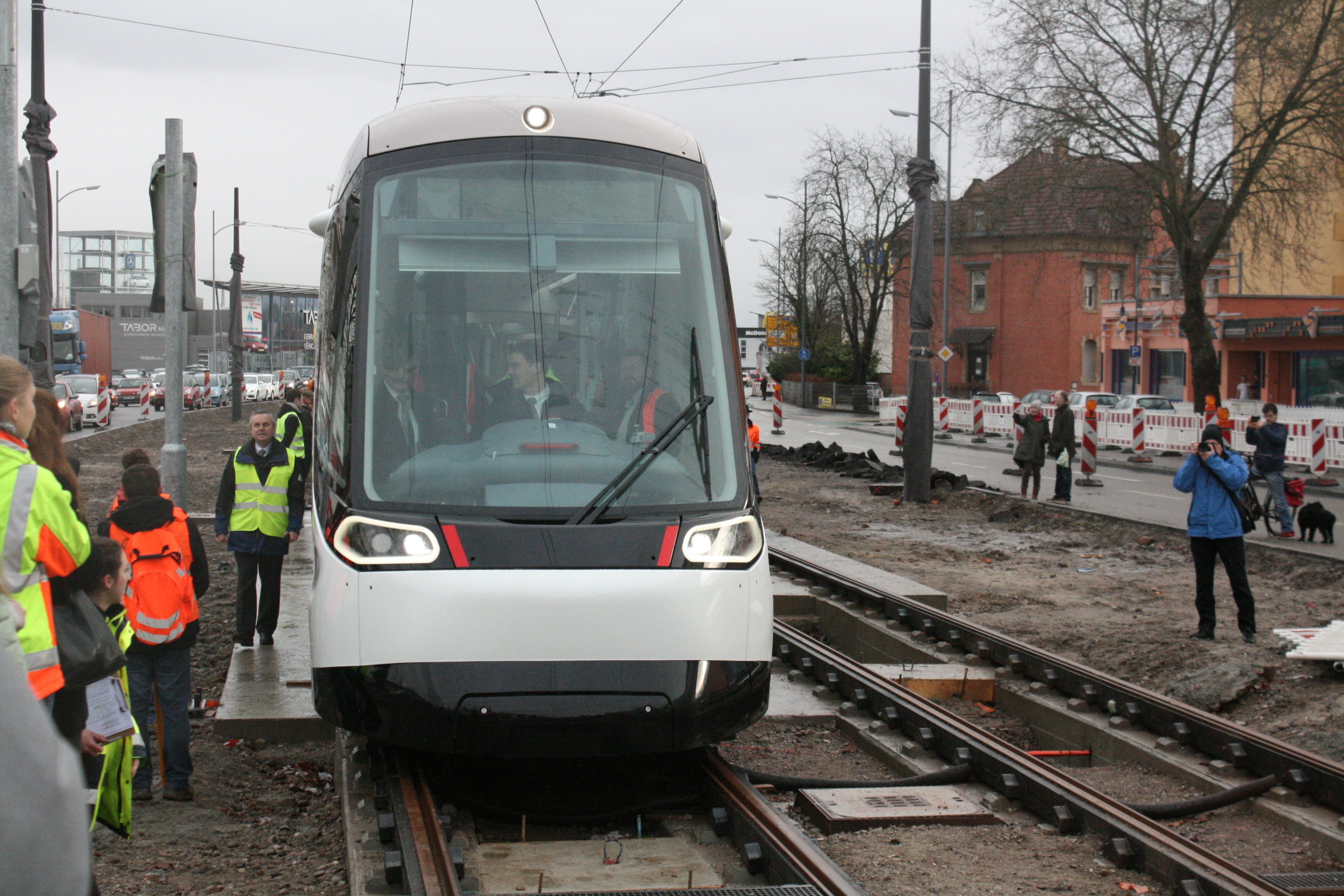 Die erste Testfahrt war noch eine Sensation, ab Samstag ist die Tram in Kehl "normal".