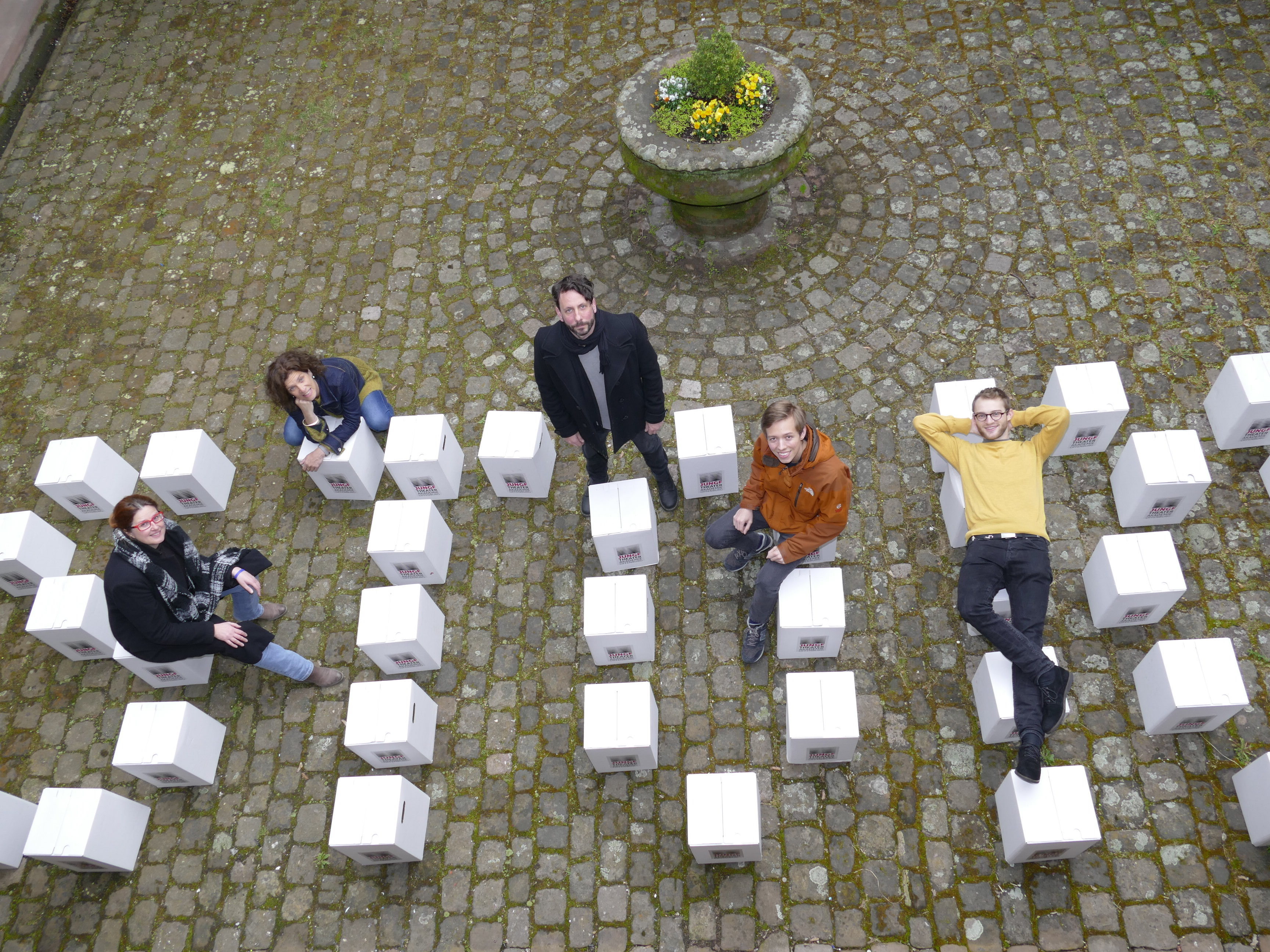 "Story Offenburg" geht weiter. Bei der Vorstellung im Offenburger Kreuzgang (v.l.n.r.): Carmen Lötsch (Kultur-Chefin der Stadt), Annette Müller (Produktionsleitung), Christian Kessler (Sound), Leonard Küßner (Komponist) und Jonathan Rieder (Video)