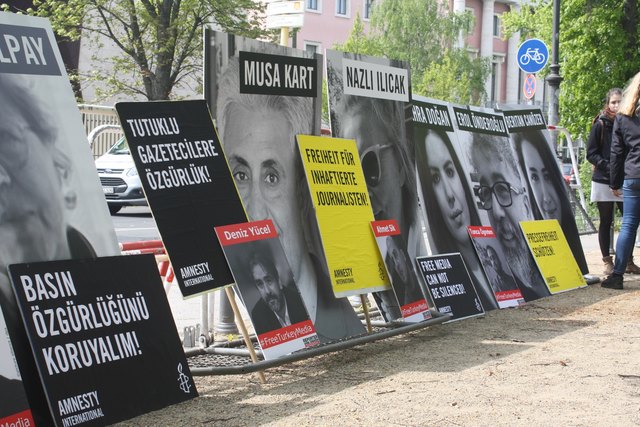 Kundgebung vor der türkischen Botschaft heute Mittag, zu der Reporter ohne Grenzen heute gemeinsam mit Amnesty International aufgerufen haben und die Freilassung türkischer Journalisten gefordert haben. | Foto: Reporter ohne Grenzen