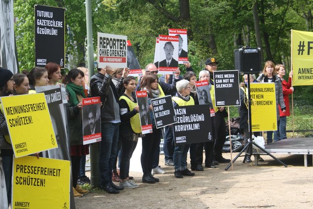 Kundgebung vor der türkischen Botschaft heute Mittag, zu der Reporter ohne Grenzen heute gemeinsam mit Amnesty International aufgerufen haben und die Freilassung türkischer Journalisten gefordert haben. | Foto: Reporter ohne Grenzen