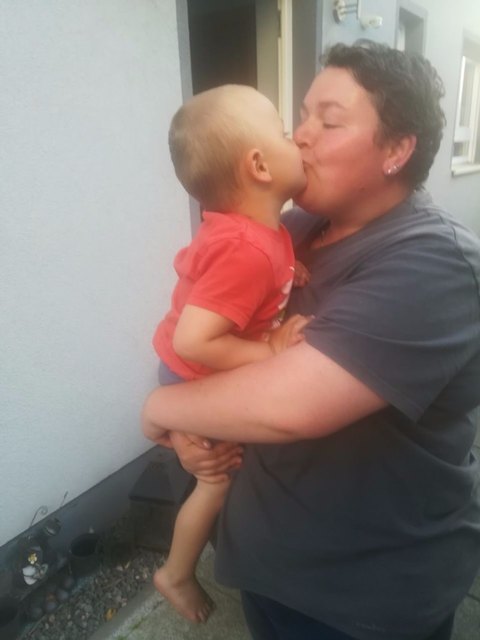 Noch süßer als der Kuchen war für Tanja Vater an Muttertag das Küsschen ihres Sohnes Yannis.  | Foto: Eingesendet von: Erika Bürkle