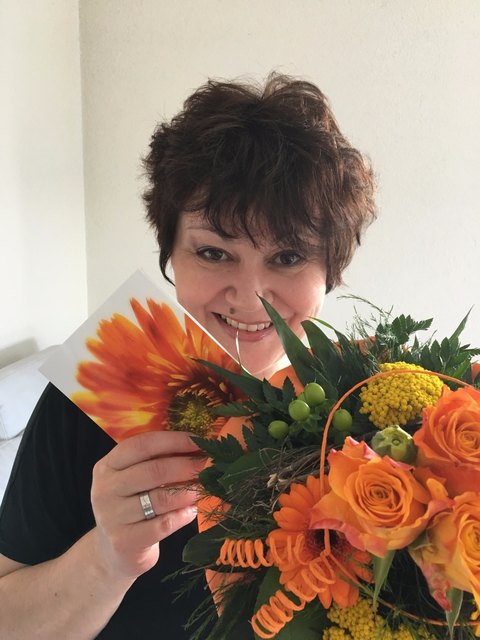 Der Blumengruß ihrer Tochter aus Hessen war für Anne-Marie Glaser eine schöne Überraschung.  | Foto: ingesendet von: Anne-Marie Glaser