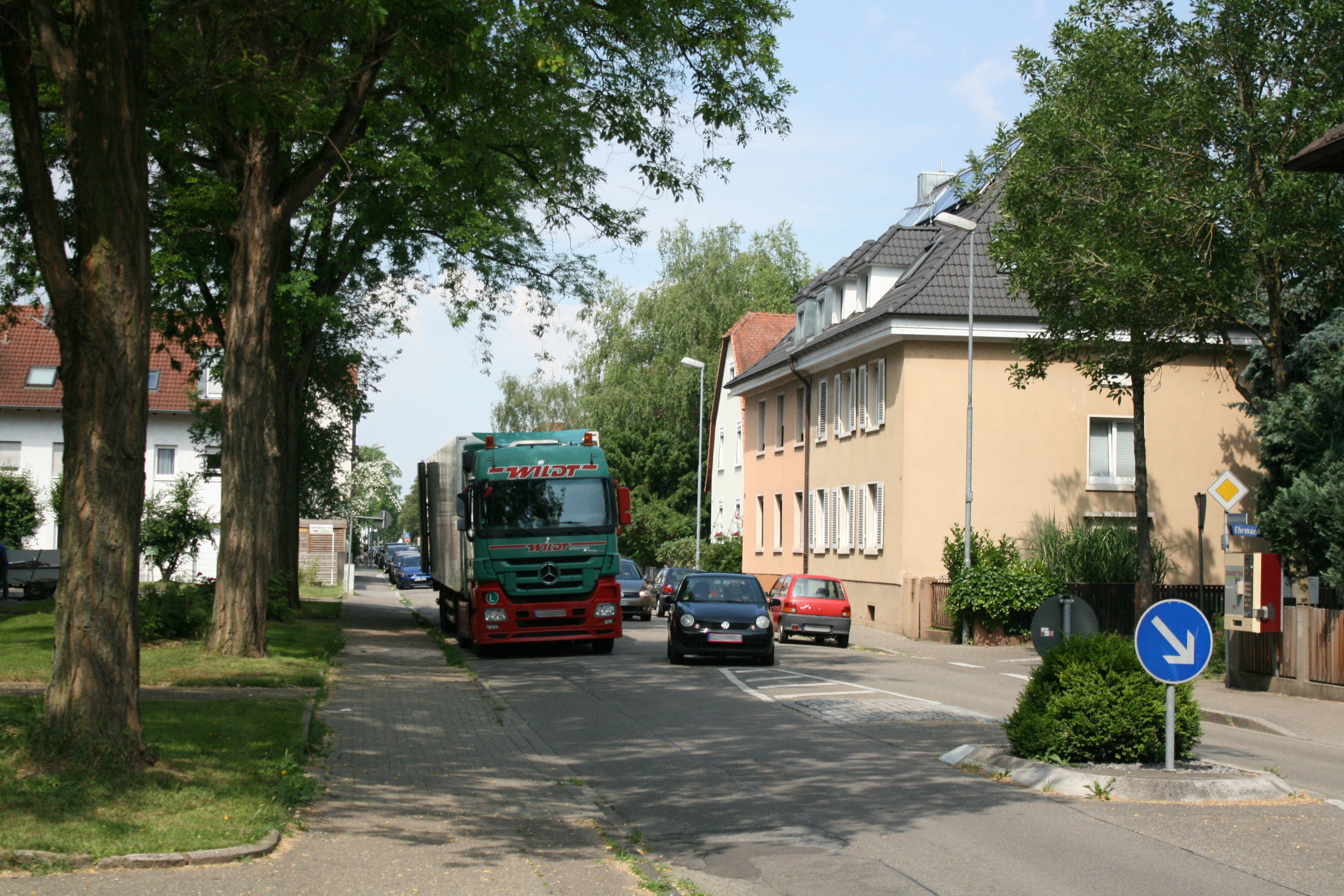 Wenn Lastwagen zum Be- und Entladen halten, kann es auf der Straße eng werden.
