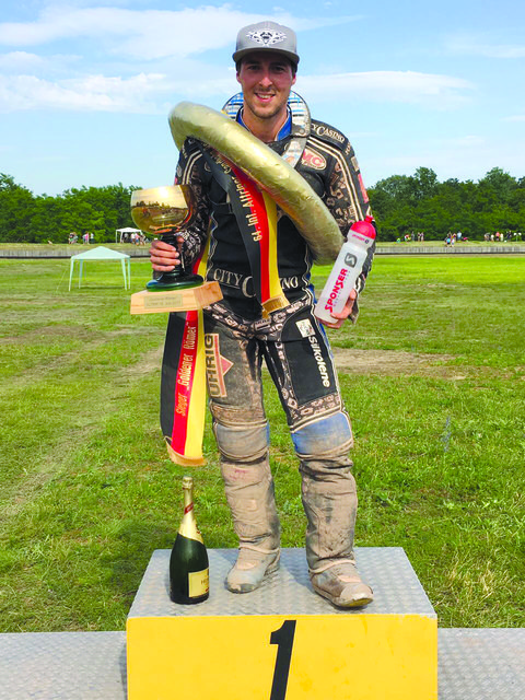Max Dilger mit dem "Goldenen Römer" | Foto: Dilger Racing