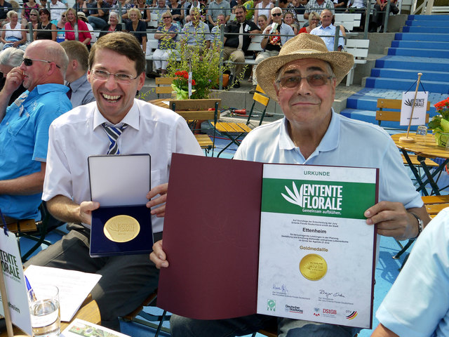 "Entente florale" für Ettenheims Prinzengarten 2012: Bürgermeister Bruno Metz (l.) und Eckhard Riedel | Foto: Wolfgang Hoffmann