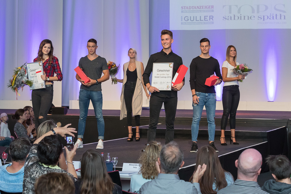 Die Gewinner Annalena Kronenwitter (l.) und Darius Wycisk (4. v. l.) sowie die vier Platzierten beim Model-Wettbewerb 2016