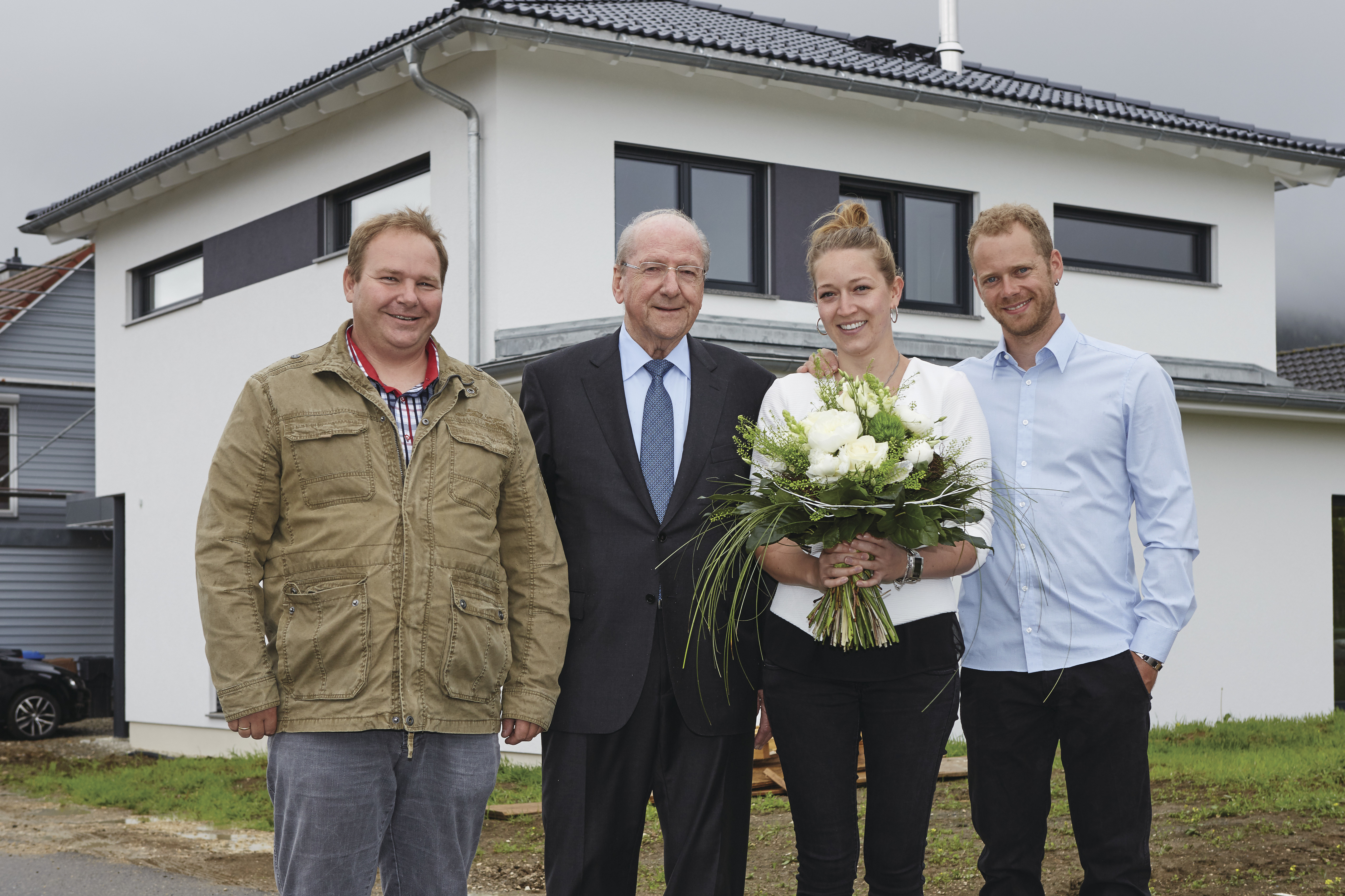 Zum 35.000 Weberhaus gratulierte Hans Weber (Zweiter von links) dem Bauherrenpaar Martina Schairer und Benjamin Schöller, zusammen mit Bauleiter Joachim Fetscher (links).
