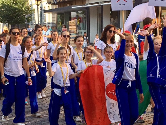 Teilnehmer am Dance World Cup präsentierten eine tolle Parade in der Offenburger Innenstadt. | Foto: Heike Roll