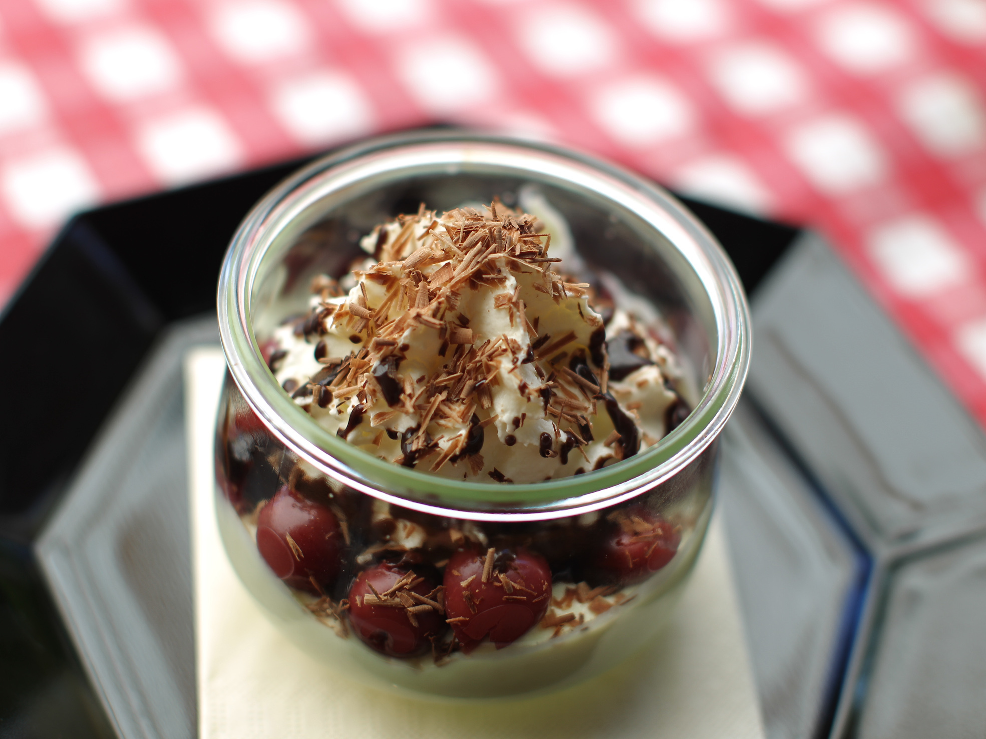 Kirschen geben durch ihre Säure und Süße gerade auch Desserts im Sommer ihren Kick.