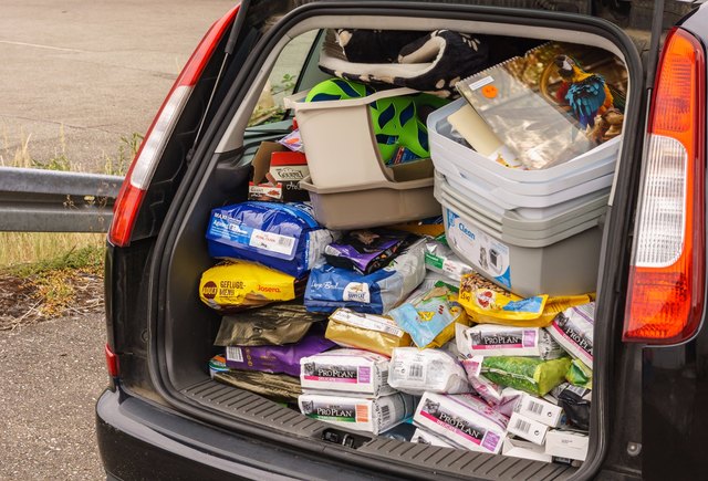 Mit zwei vollbeladenen PKWs wurde die Spende angeliefert | Foto: Sven Kimmig