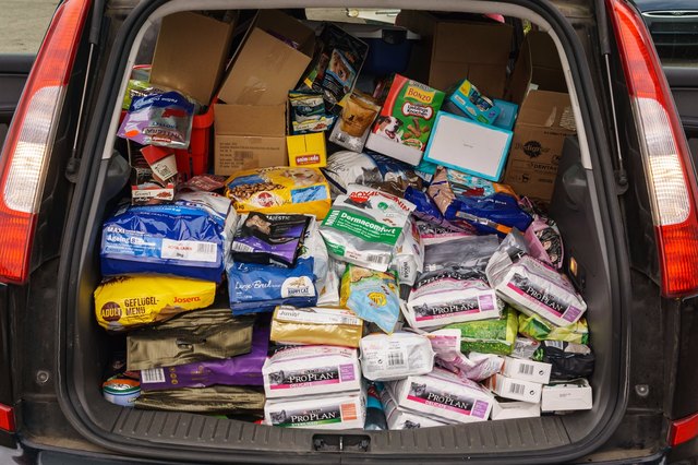 Mit zwei vollbeladenen PKWs wurde die Spende angeliefert | Foto: Sven Kimmig