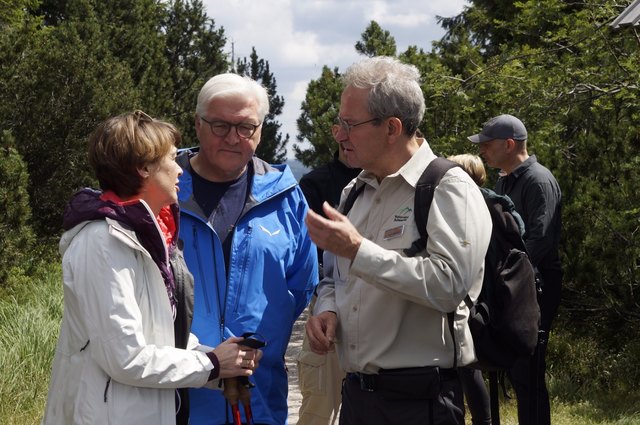Der Bundespräsident und seine Ehefrau im Gespräch mit Nationalparkleiter Thomas Waldenspuhl | Foto: Daniel Müller