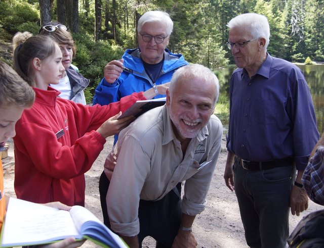 NLP-Leiter Wolfang Schlund unterstützt mit vollem Einsatz die Unterzeichung der Gästebücher. | Foto: Daniel Müller