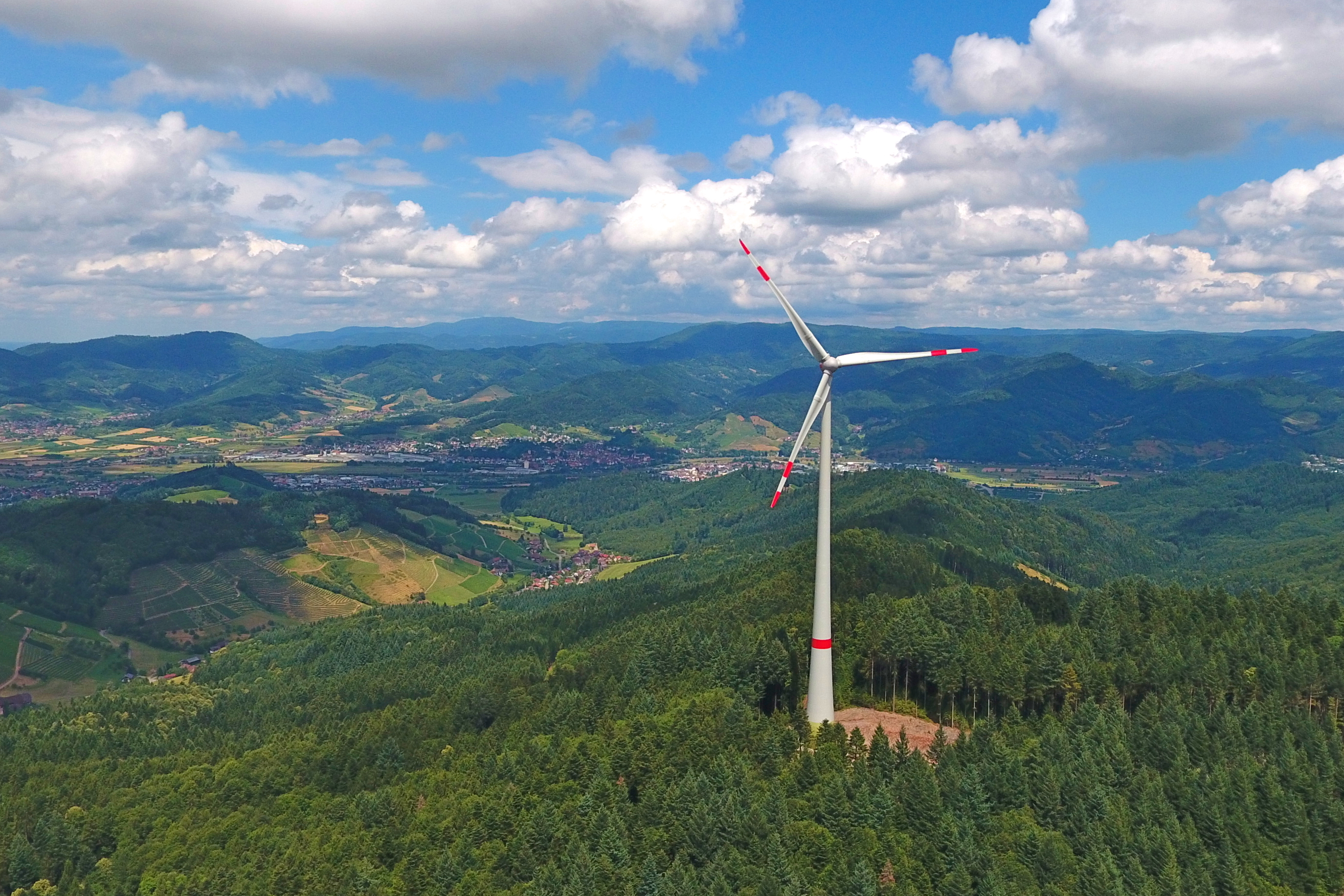 Eines der Windräder auf dem Rauhkasten, links ist Gengenbach auf dem Bild der Drohne