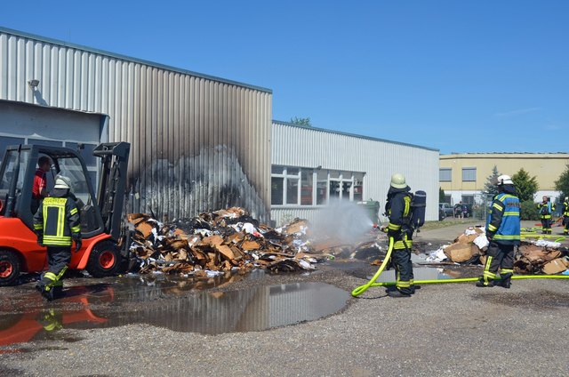 Die Feuerwehr Kehl wurde von einer benachbarten Firma unterstützt, die mit ihrem Gabelstapler den glimmenden Papierberg auseinanderschob, so konnten die Feuerwehrleute besser löschen. | Foto: Stadt Kehl