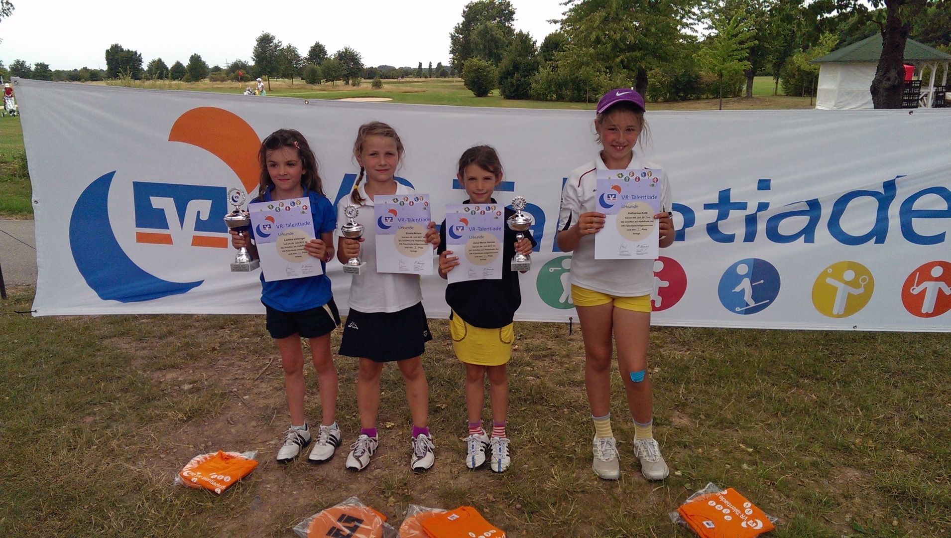 Die Gewinner der AK 9 Mädchen: Laetitia Leisinger, Emilia Briem, Jona-Marie Heinze und Katharina Kolb (v.l.n.r.)