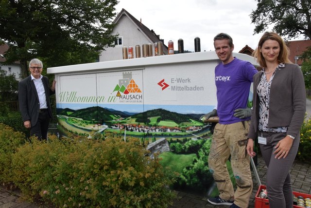 Bürgermeister Manfred Wöhrle  gefällt der neue Hingucker in Hausach. | Foto: cao
