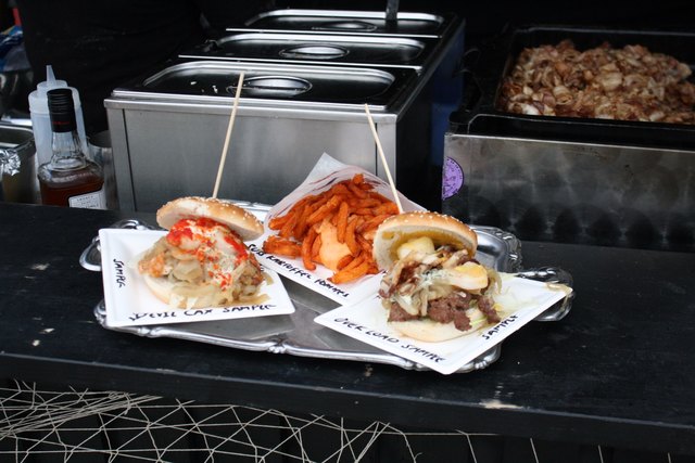 Burger gibt es in vielen, leckeren Variationen.