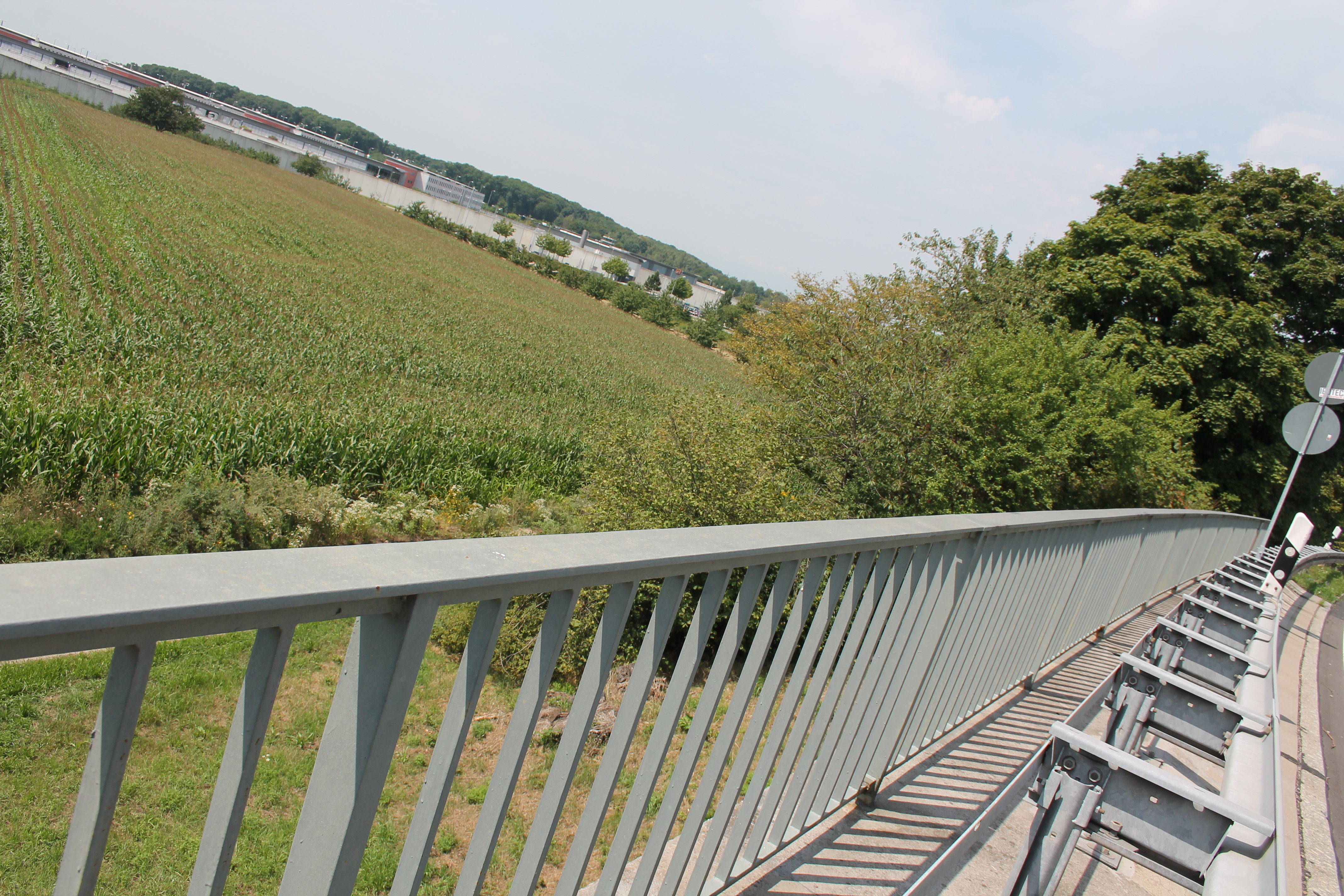 Blick von der Brücke am sogenannten Bumerang auf die Haftanstalt, wo sich die Bundesstraßen 33 und 3 kreuzen