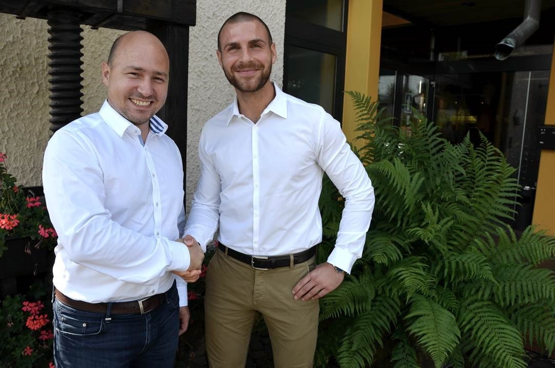 Geschäftsführer Christian Gehring (l). begrüßt den neuen Leiter für Direktvertrieb und Marketing, Florian Streif.