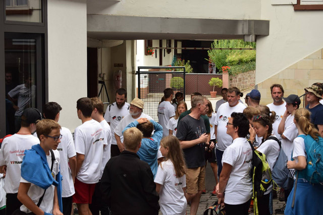 Im Gespräch mit Jörg Lusch (Bildmitte) von der Hieronymus Schlossbrauerei Schmieheim bei der Brauereibesichtigung. | Foto: Dominik Eichhorn
