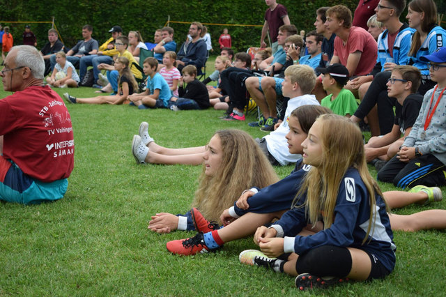 Faustball verbindet Jung und Alt. | Foto: Dominik Eichhorn