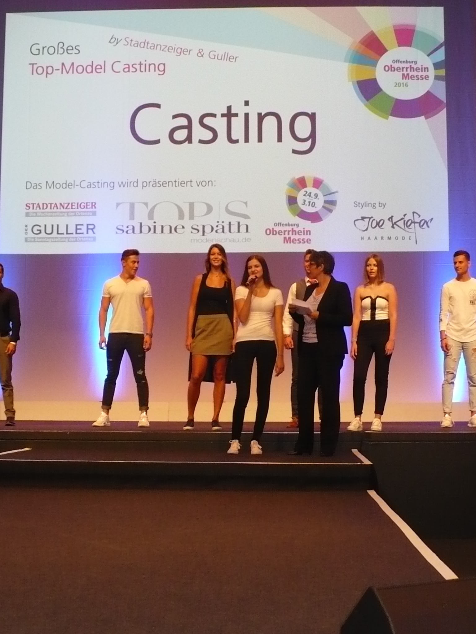 Bewerber präsentieren sich beim Casting auf der Oberrhein-Messe moderiert von Stadtanzeiger Verkaufsleiterin Heike Roll (vorne r.).