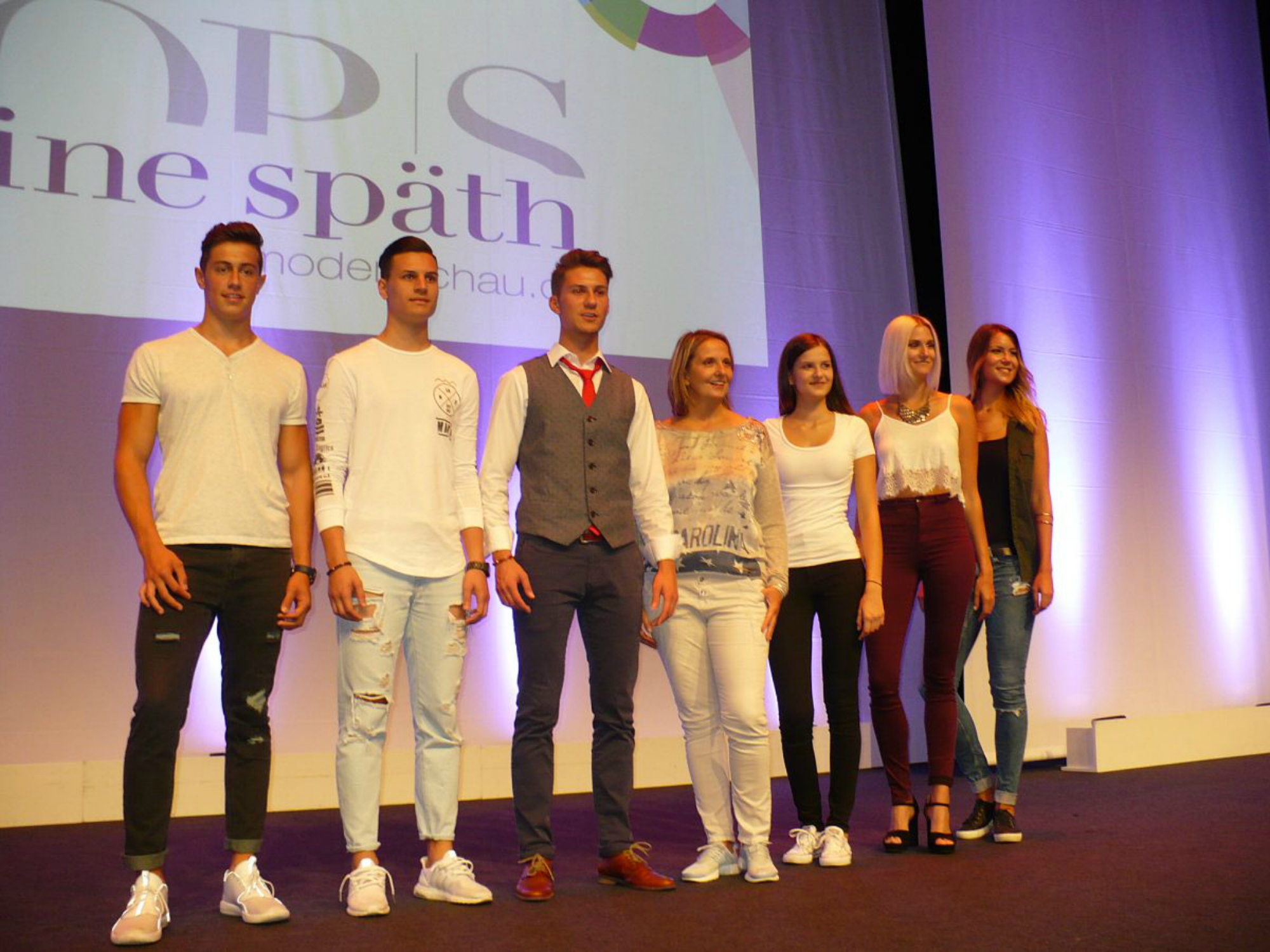Die Finalisten des Castings aus dem Vorjahr, hier mit Sabine Späth (Mitte), zeigen sich alle erneut bei Modenschauen. Fotos (2): djä