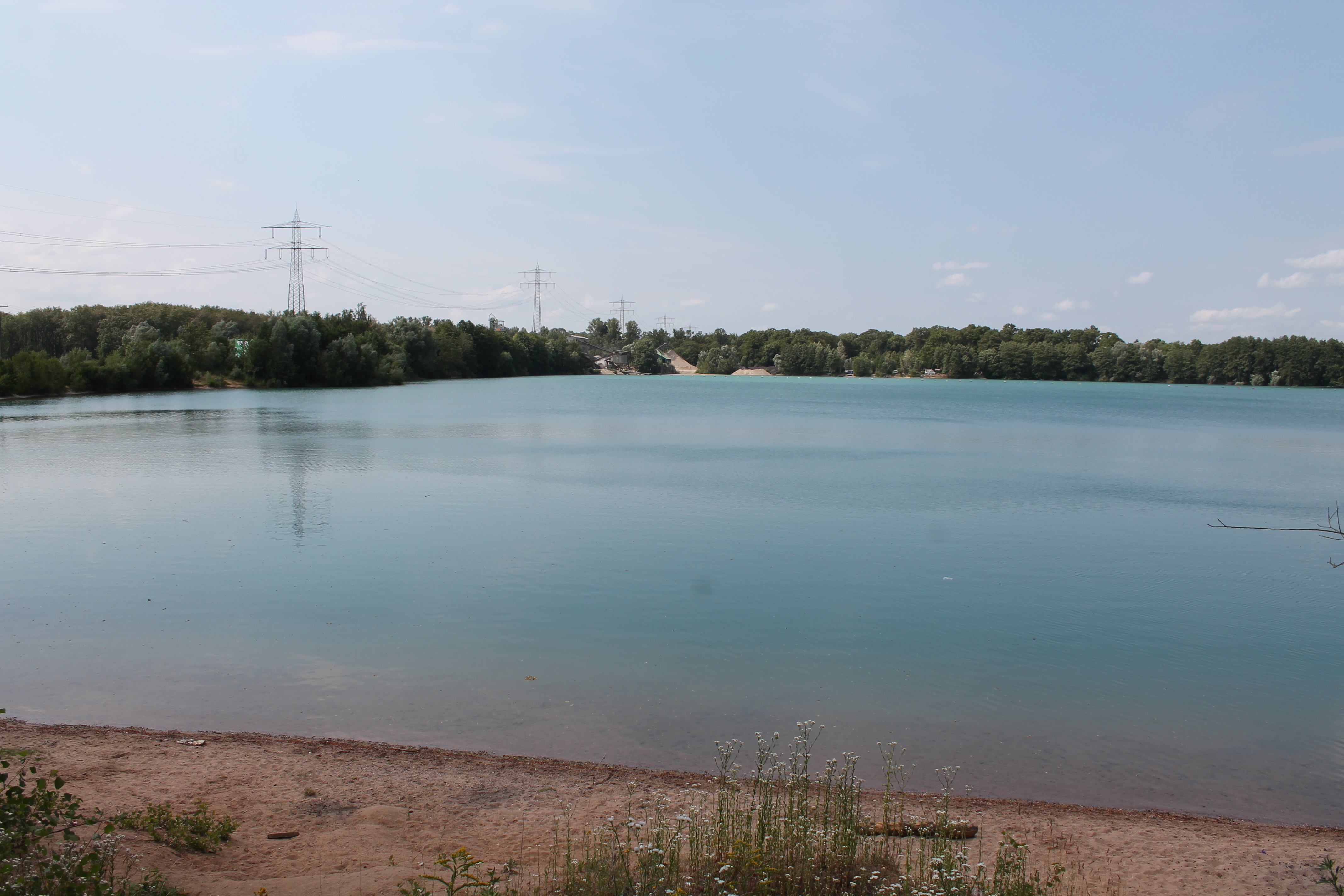 Das Wasser sieht verlockend aus, doch an vielen Baggerseen – wie hier in Waltersweier – ist Baden verboten.