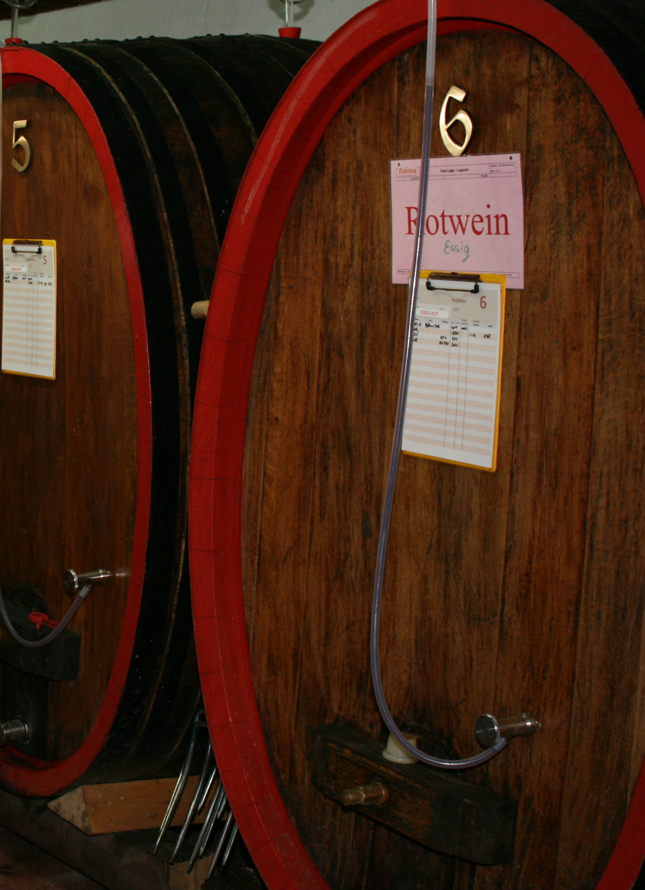 Wie ein Wein, so reift auch ein guter Essig am besten im Holzfass, bis er küchenfertig ist.