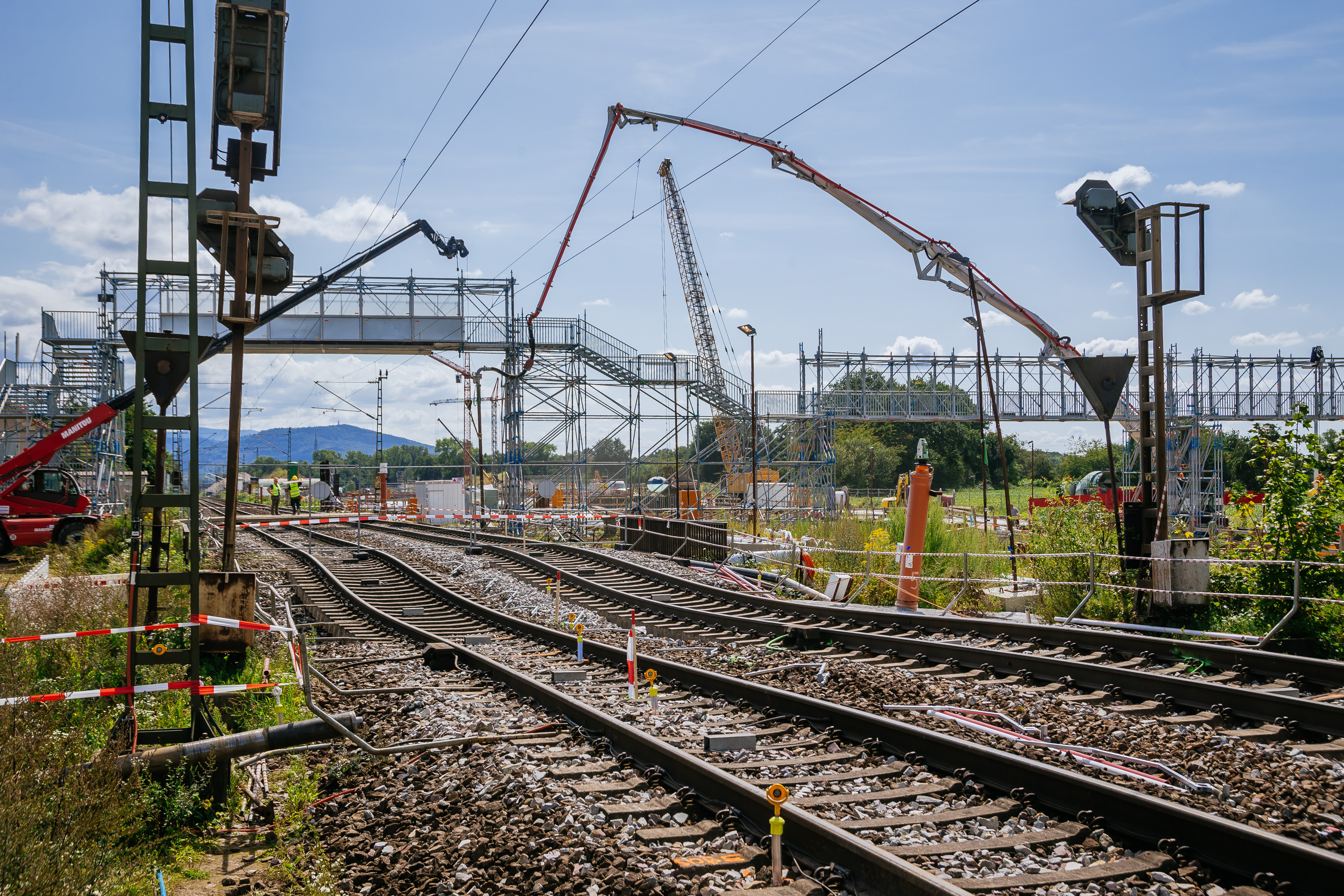 Nach dem Absenken der Gleise auf der Tunnelbaustelle in Rastatt steht der Bahnverkehr dort still. Nun hat die Bahn einen Zeitplan für Reparaturen herausgegeben.